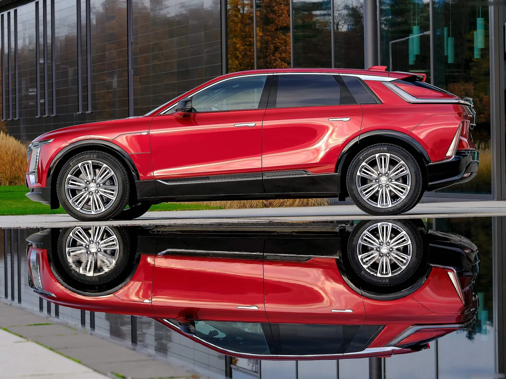 Cadillac Lyriq [EU] (2024) – boční profil
