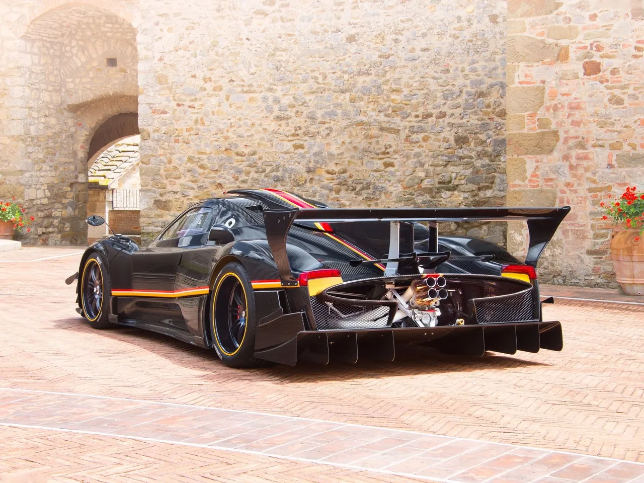Pagani Zonda Revolucion (2013) – zadní tříčtvrteční pohled