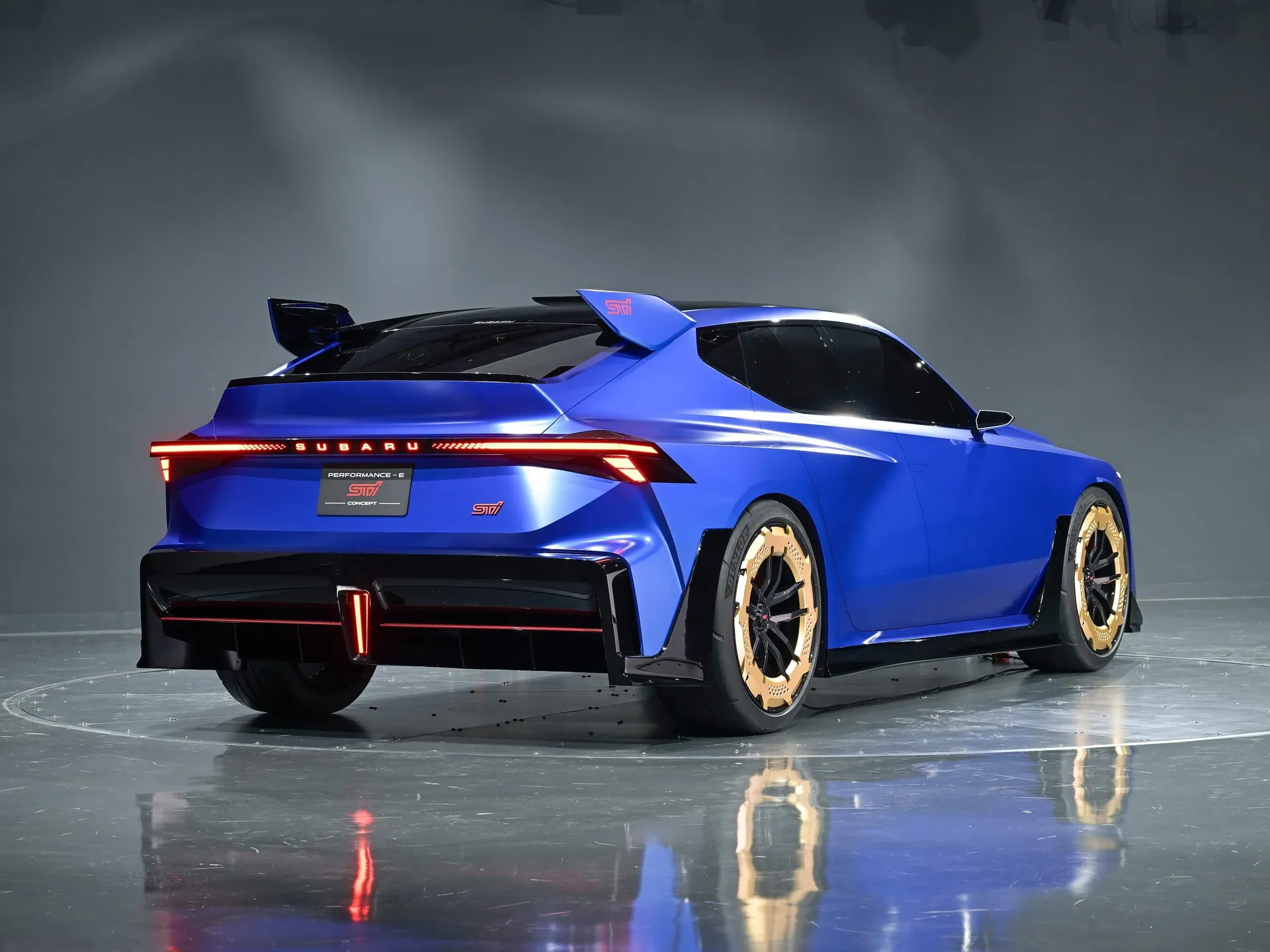 Subaru Performance-E STI Concept (2025) – zadní tříčtvrteční pohled