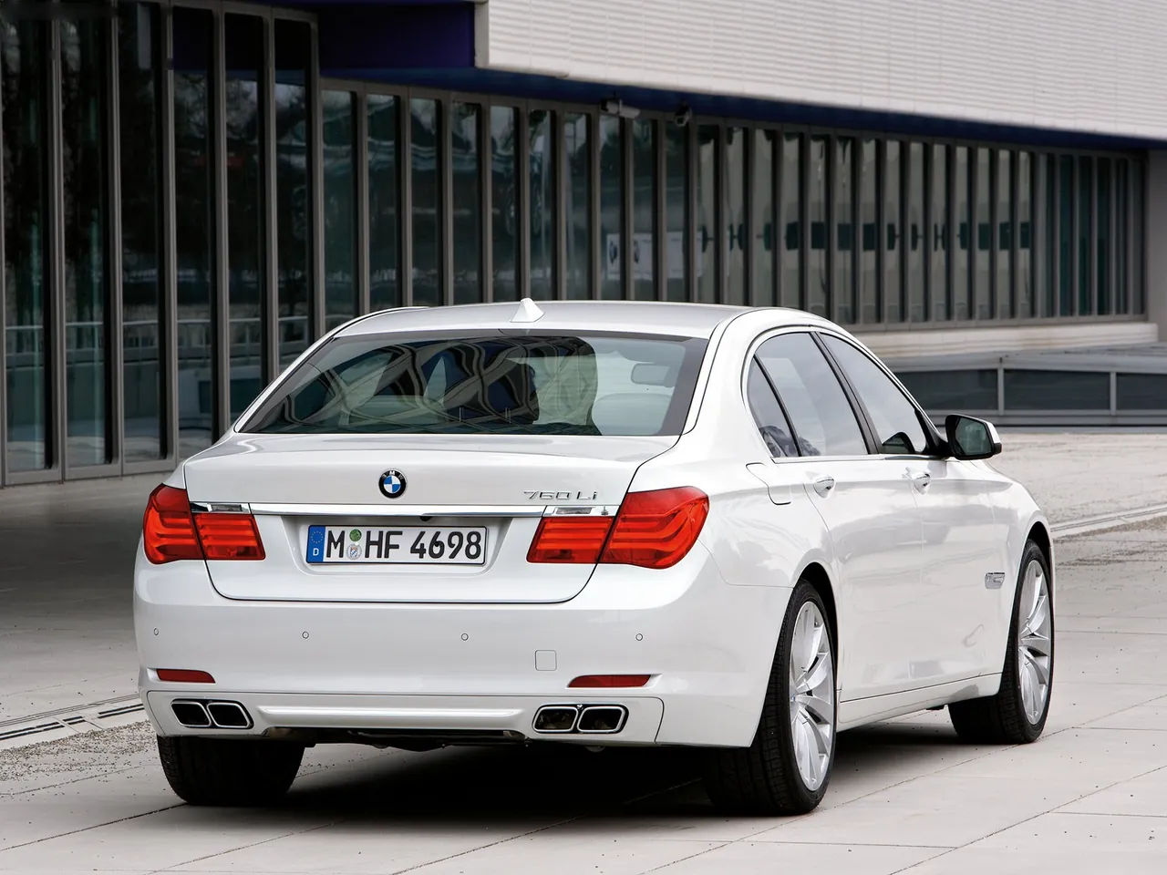 BMW 760Li (2010) – zadní tříčtvrteční pohled