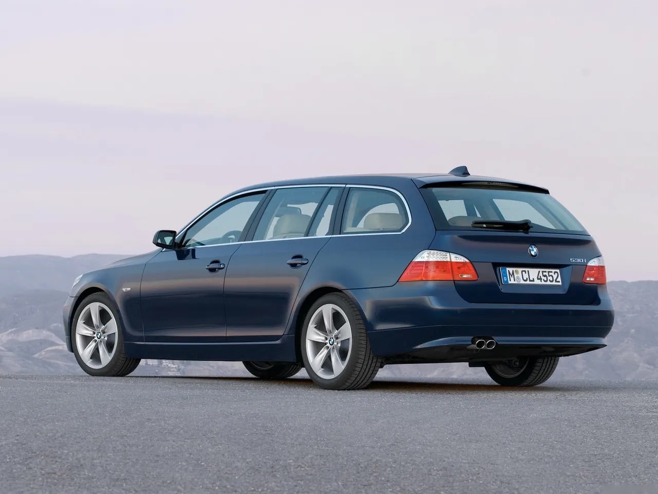 BMW 5-Series Touring (2008) – zadní tříčtvrteční pohled