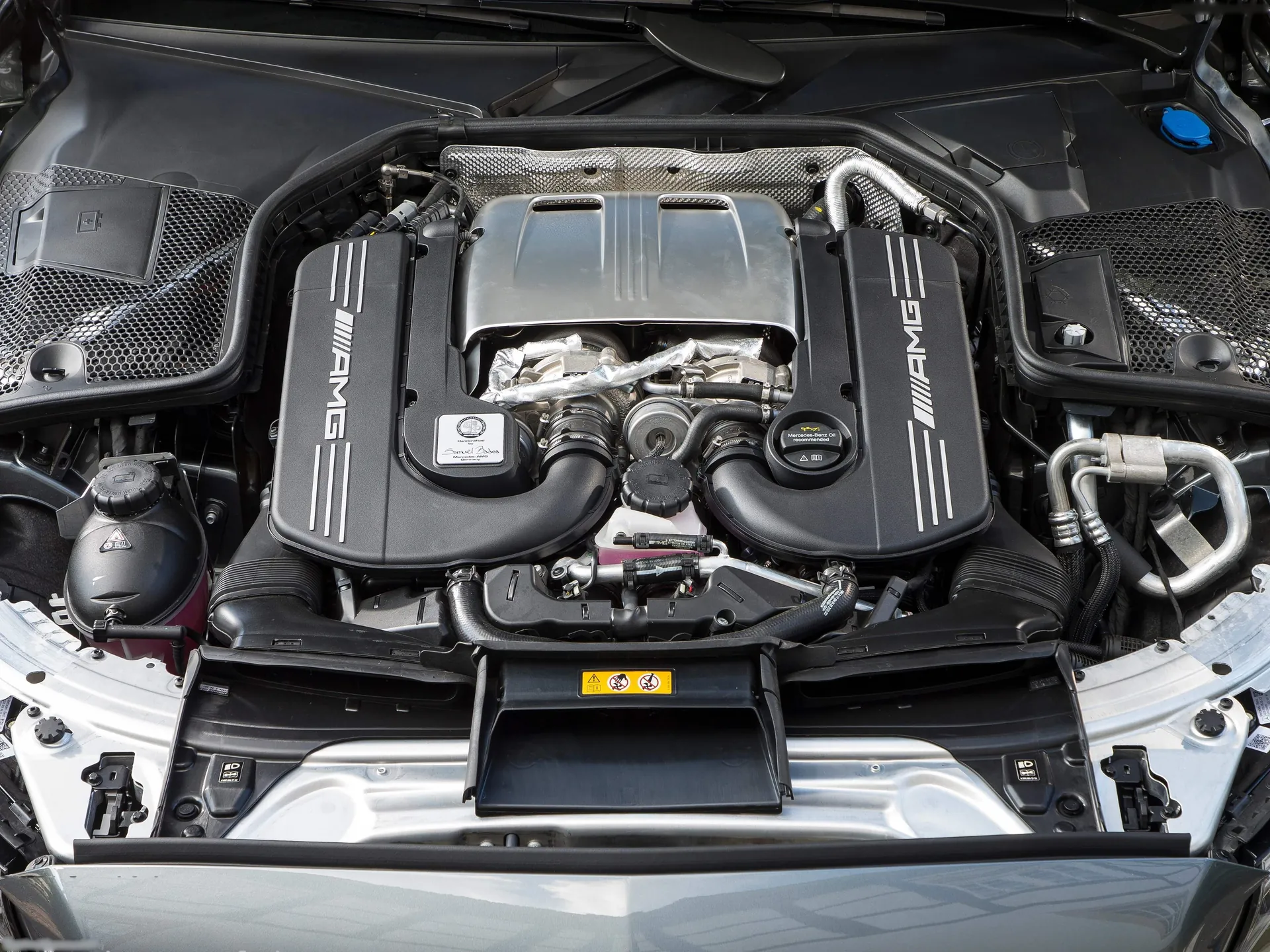 Mercedes-Benz C63 S AMG Cabriolet (2019) - Engine Bay