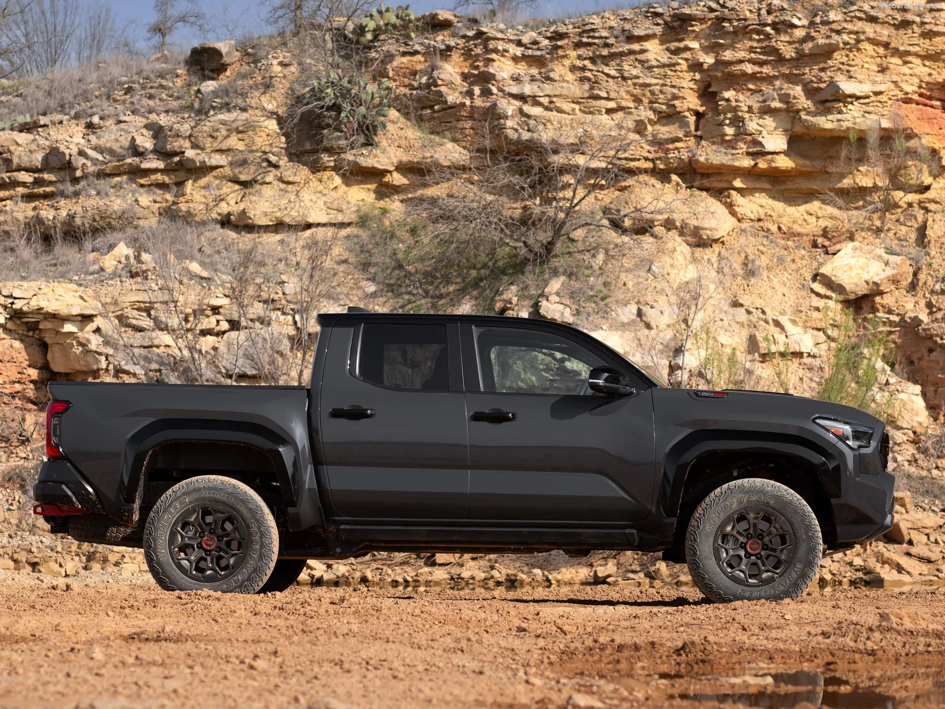 Toyota Tacoma i-FORCE MAX TRD Pro (2024) – boční profil