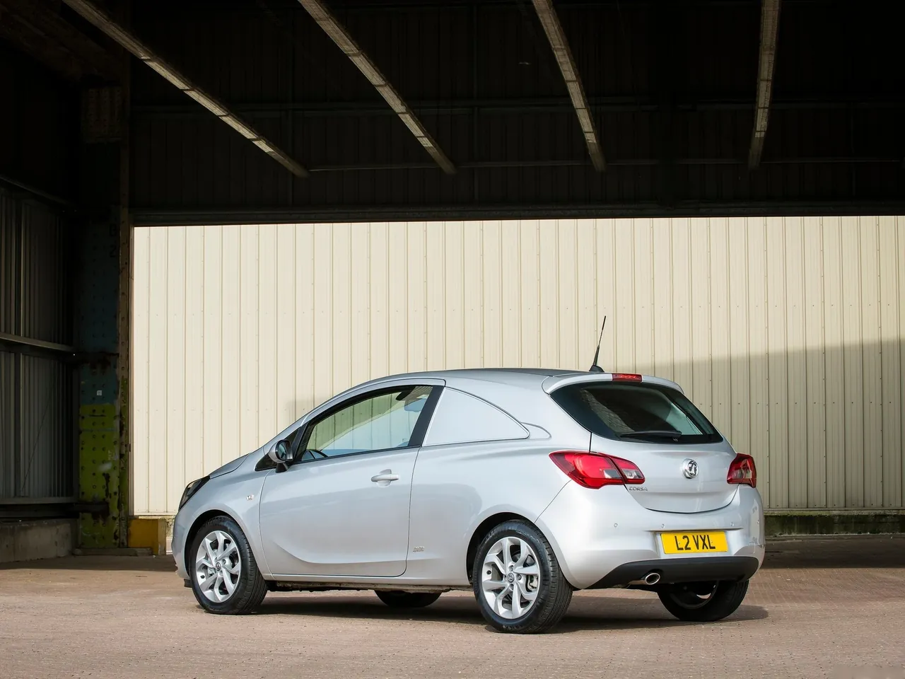 Vauxhall CorsaVan (2015) – zadní tříčtvrteční pohled
