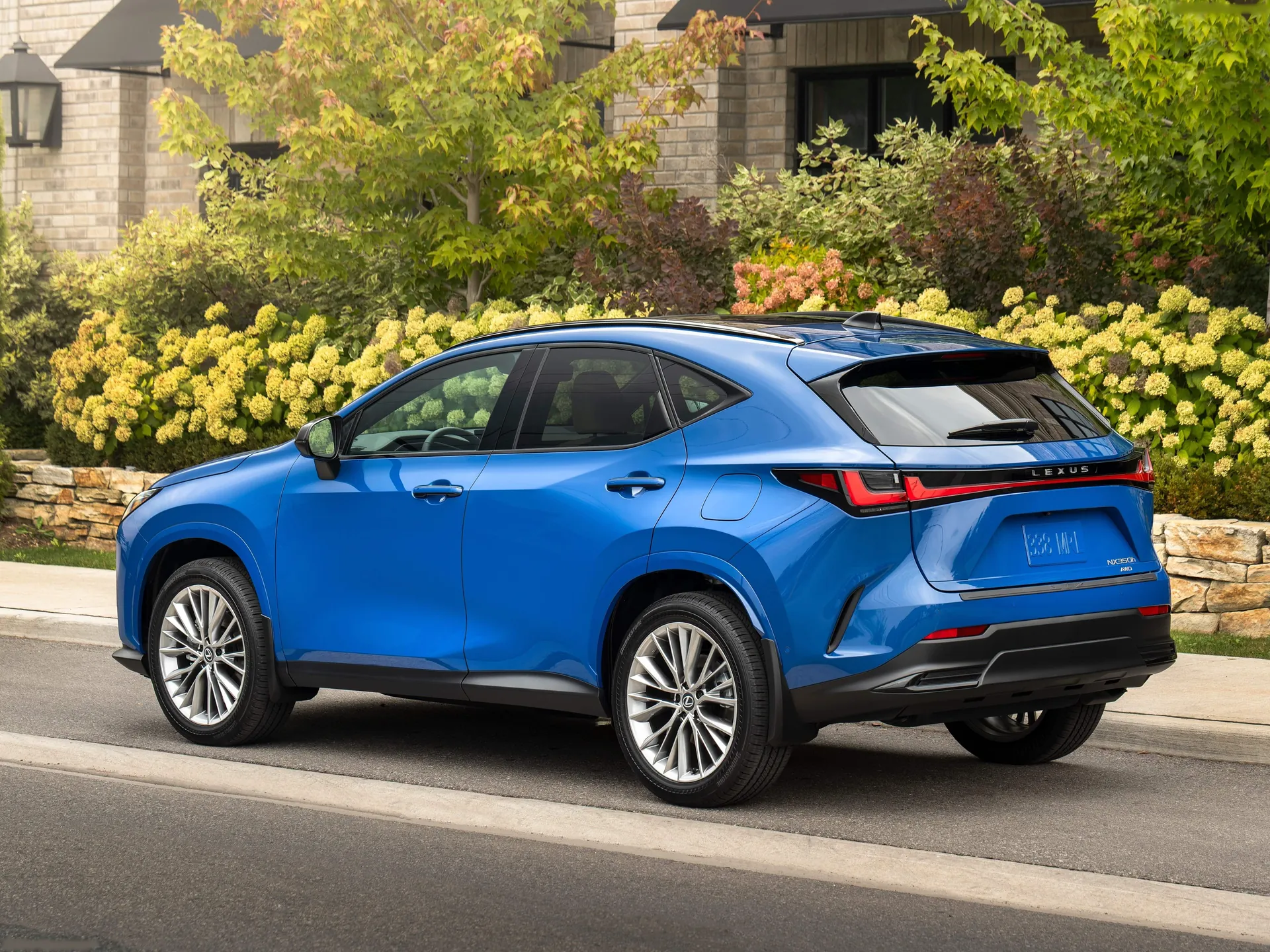 Lexus NX [US] (2027) – zadní tříčtvrteční pohled