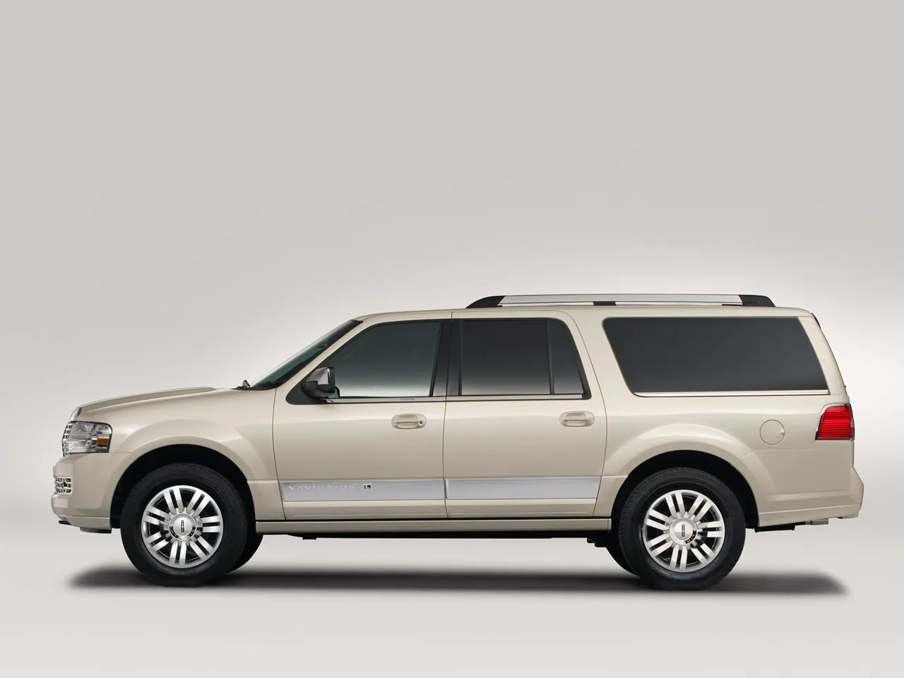 Lincoln Navigator (2007) – boční profil