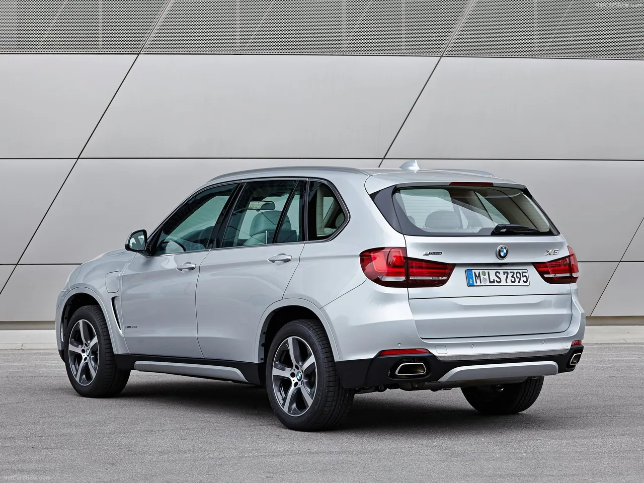 BMW X5 xDrive40e (2016) – zadní tříčtvrteční pohled