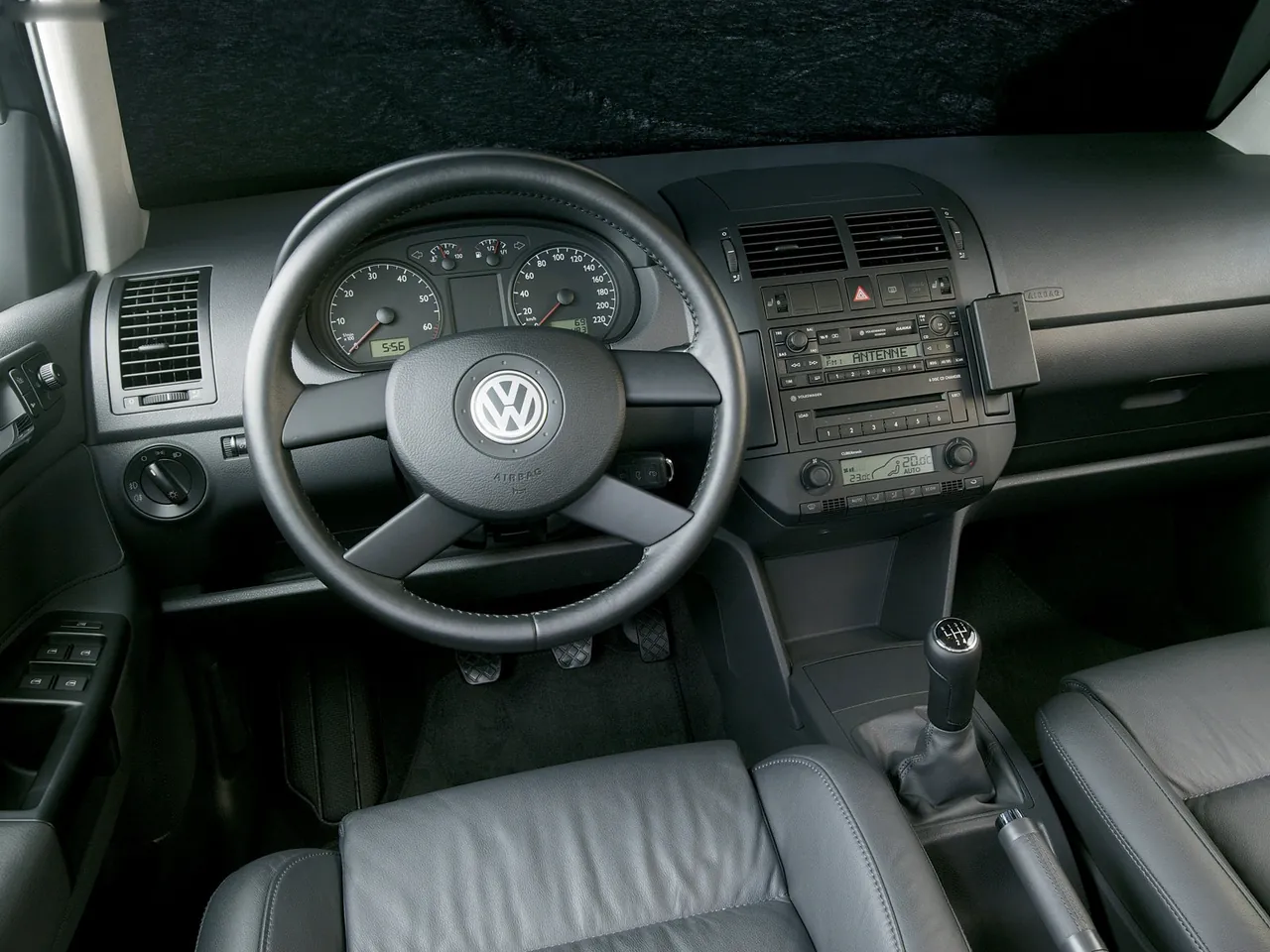 Volkswagen Polo Sedan (2003) - Interior