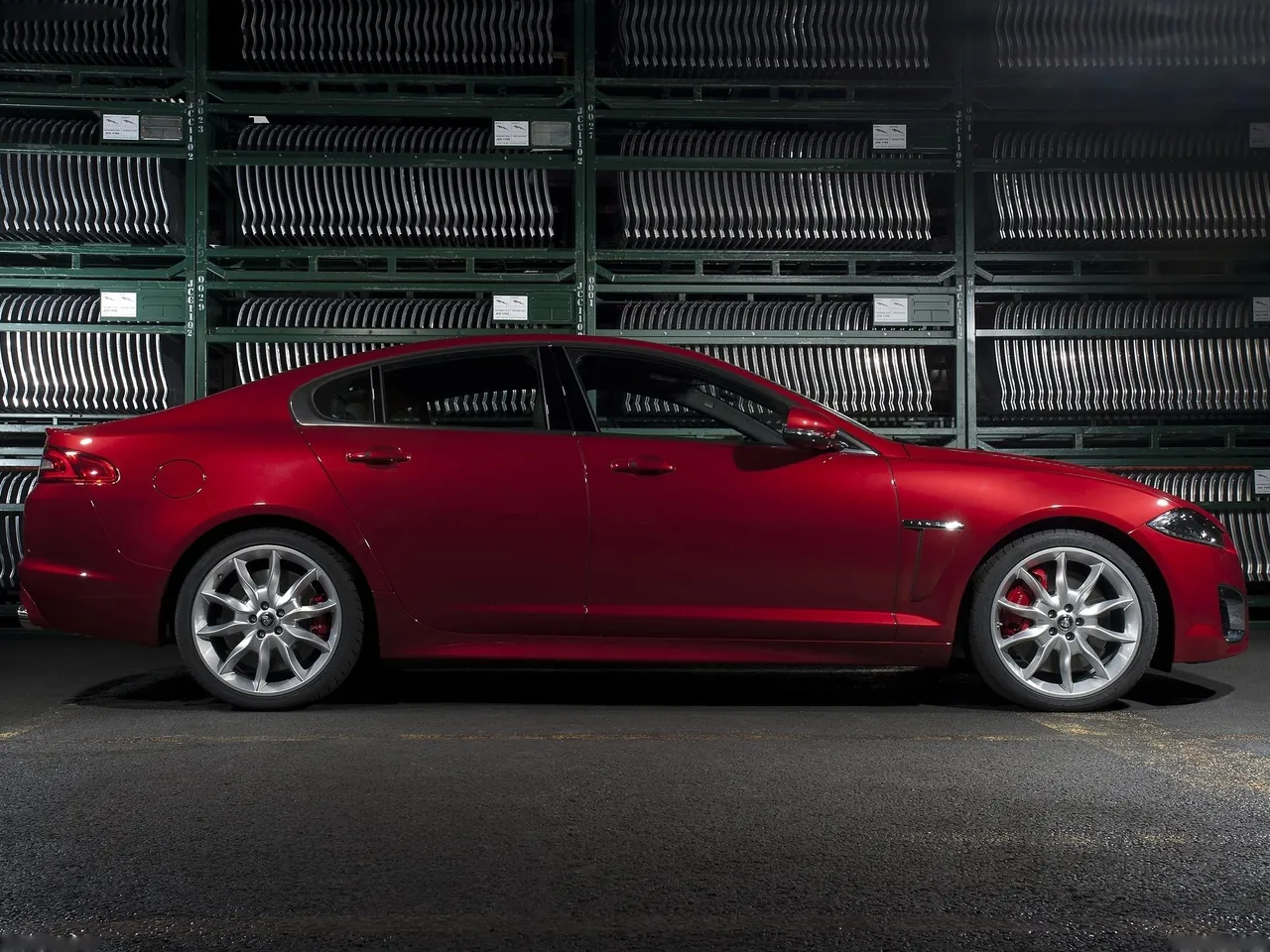 Jaguar XFR (2012) – boční profil