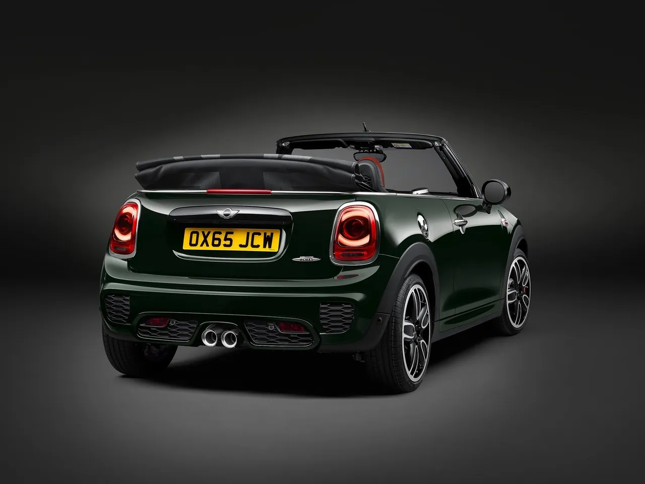 Mini John Cooper Works Convertible (2016) – zadní tříčtvrteční pohled
