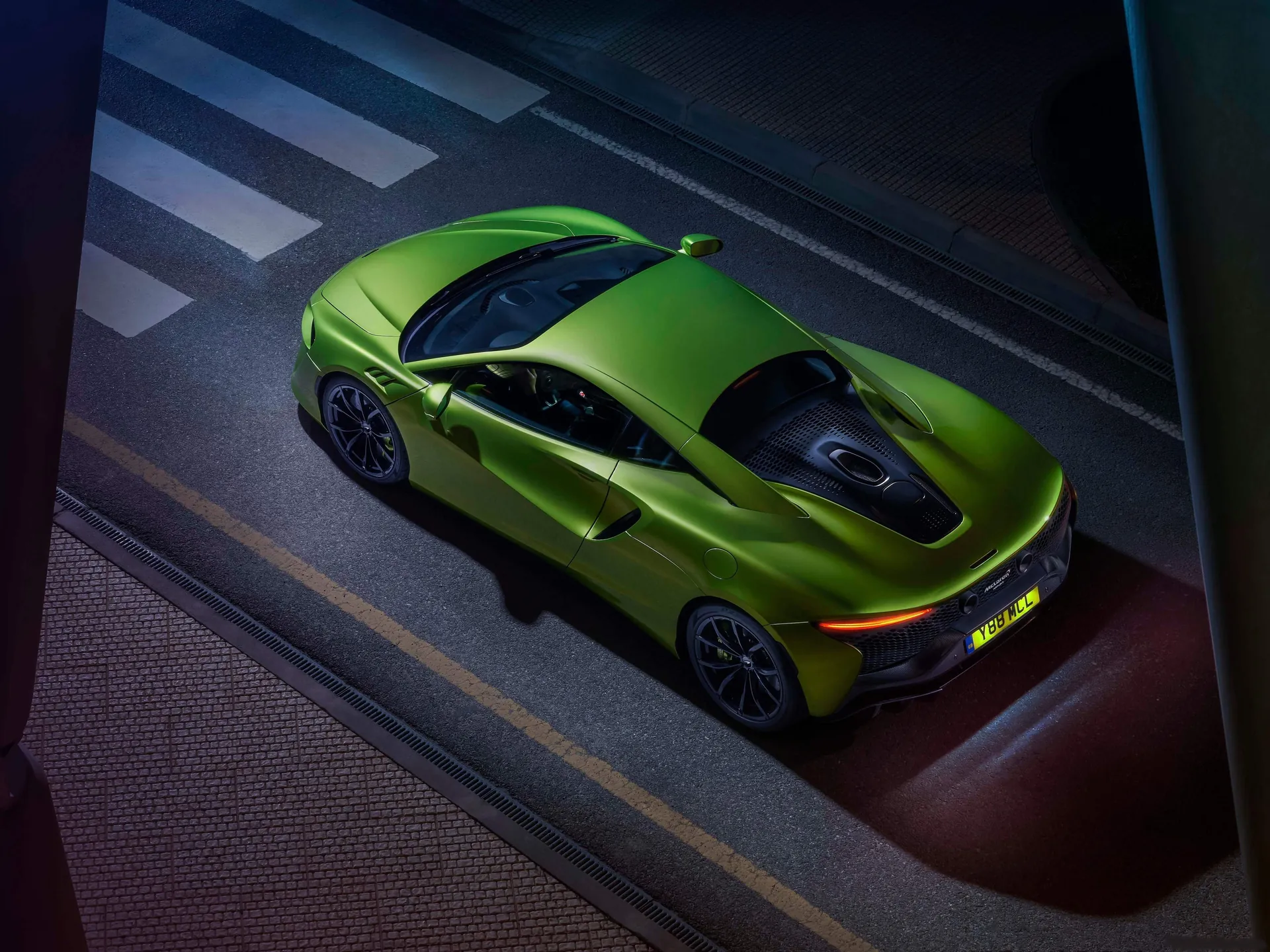 McLaren Artura (2022) – zadní tříčtvrteční pohled