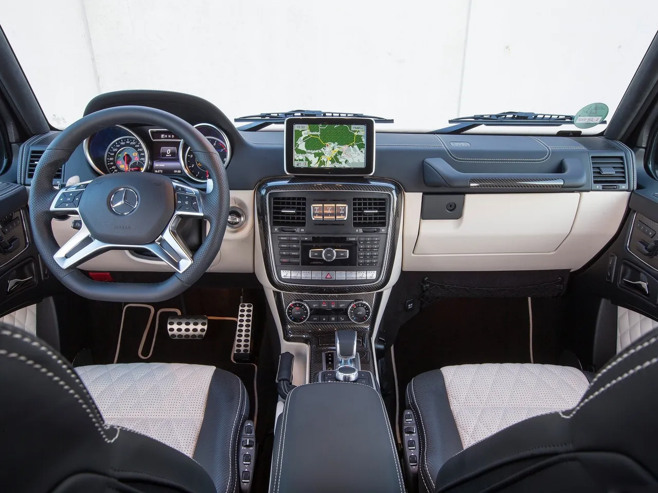Mercedes-Benz G-Class (2016) - Interior