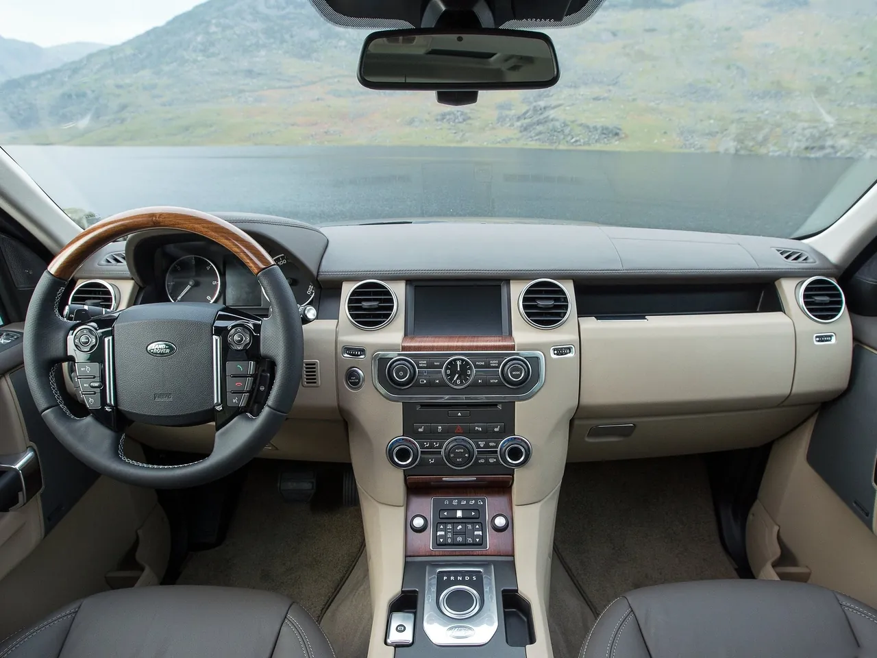 Land Rover Discovery (2015) - Interior