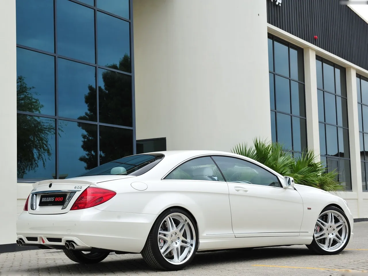 Brabus 800 Coupe (2012) – zadní tříčtvrteční pohled