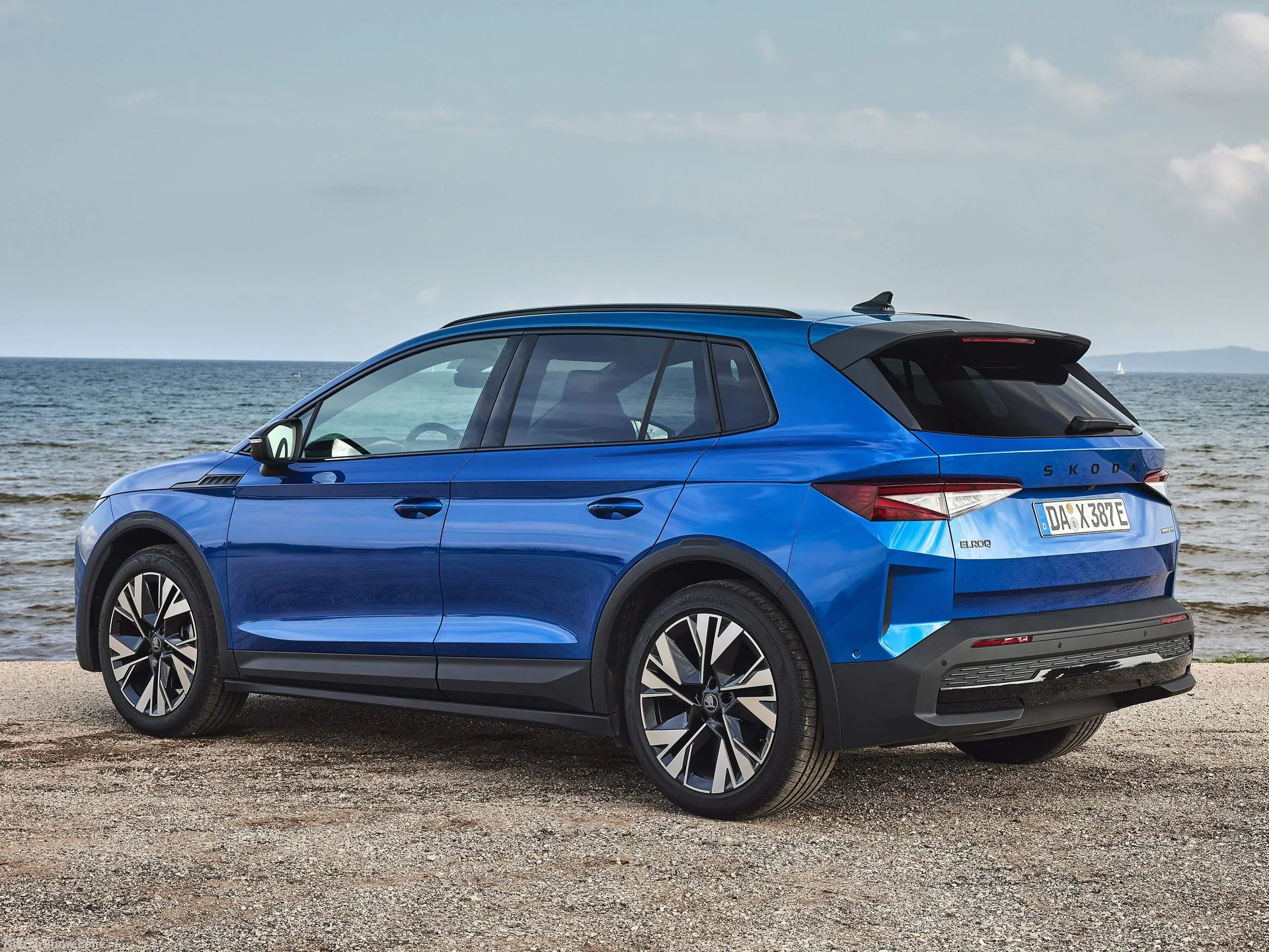 Skoda Elroq (2025) – zadní tříčtvrteční pohled