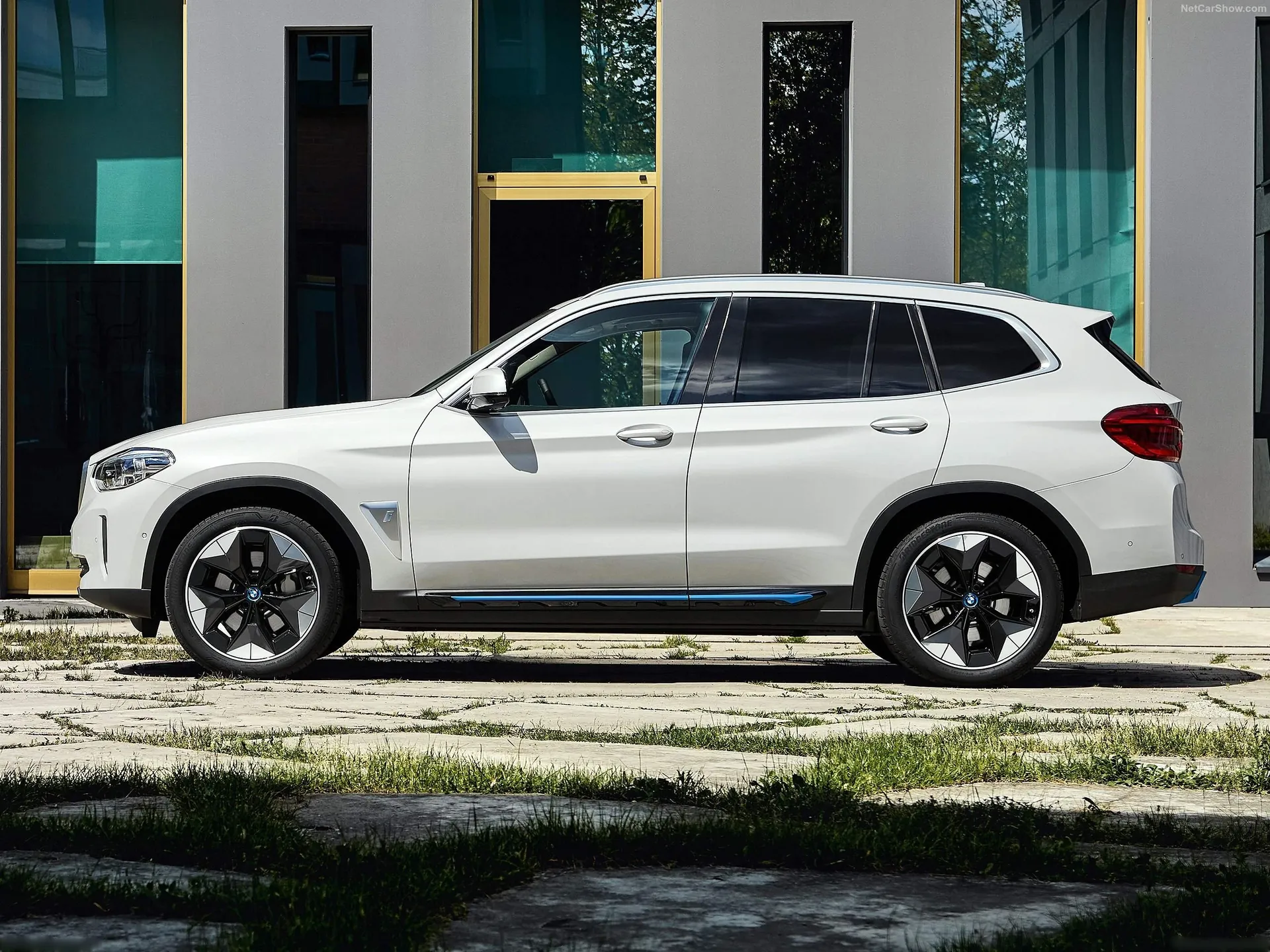 BMW iX3 (2021) – boční profil
