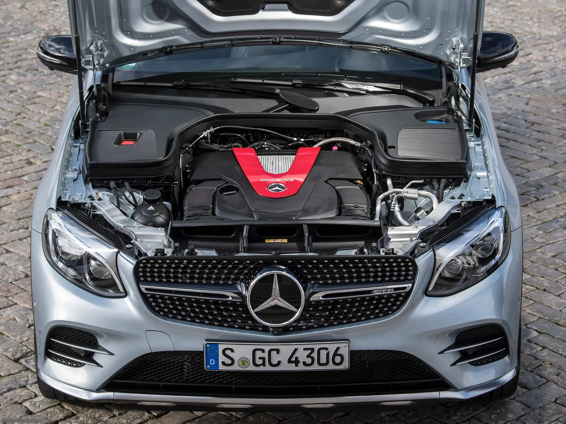 Mercedes-Benz GLC43 AMG 4Matic Coupe (2017) – motorový prostor