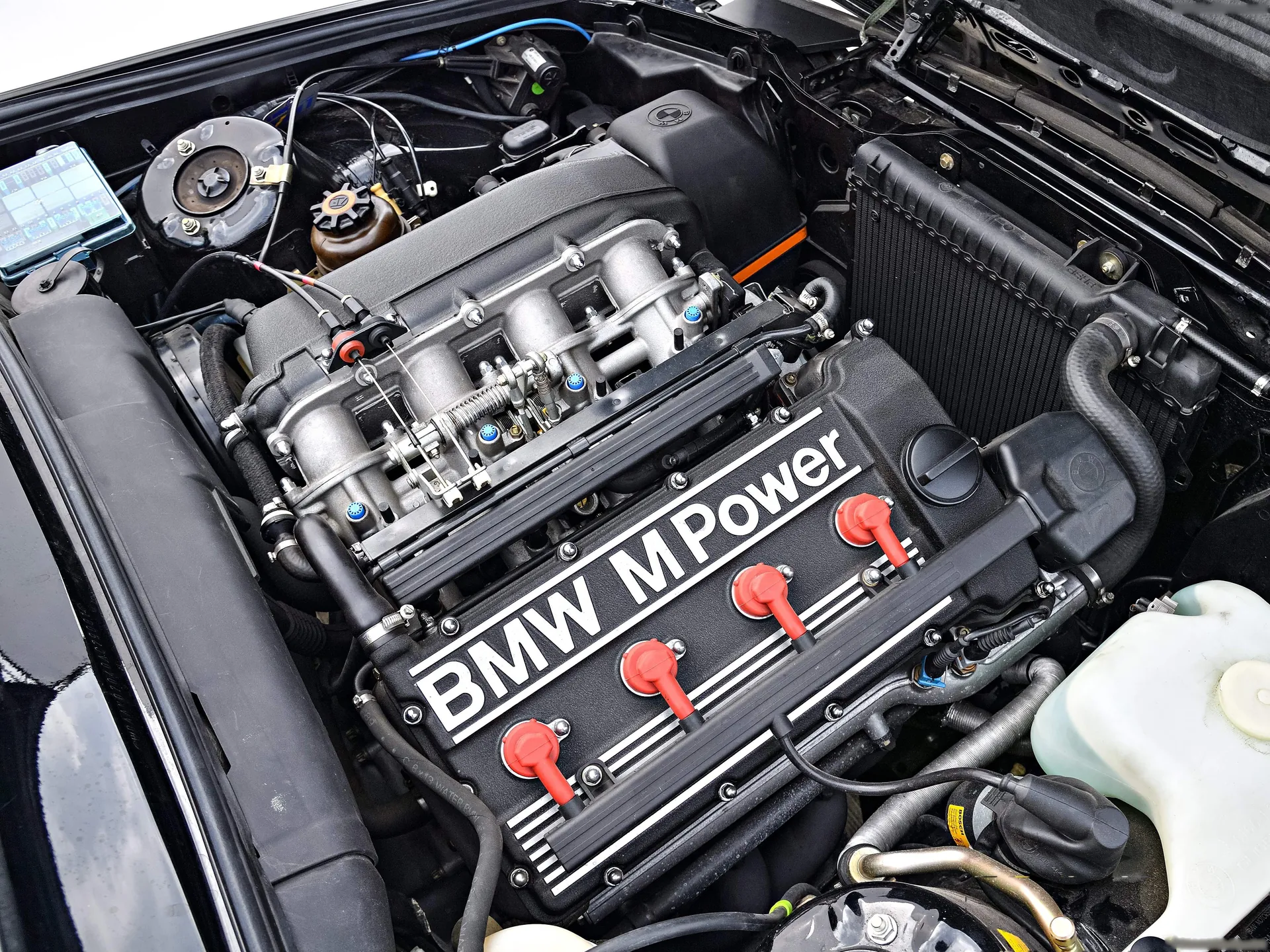 BMW M3 Sport Evolution (1990) – motorový prostor