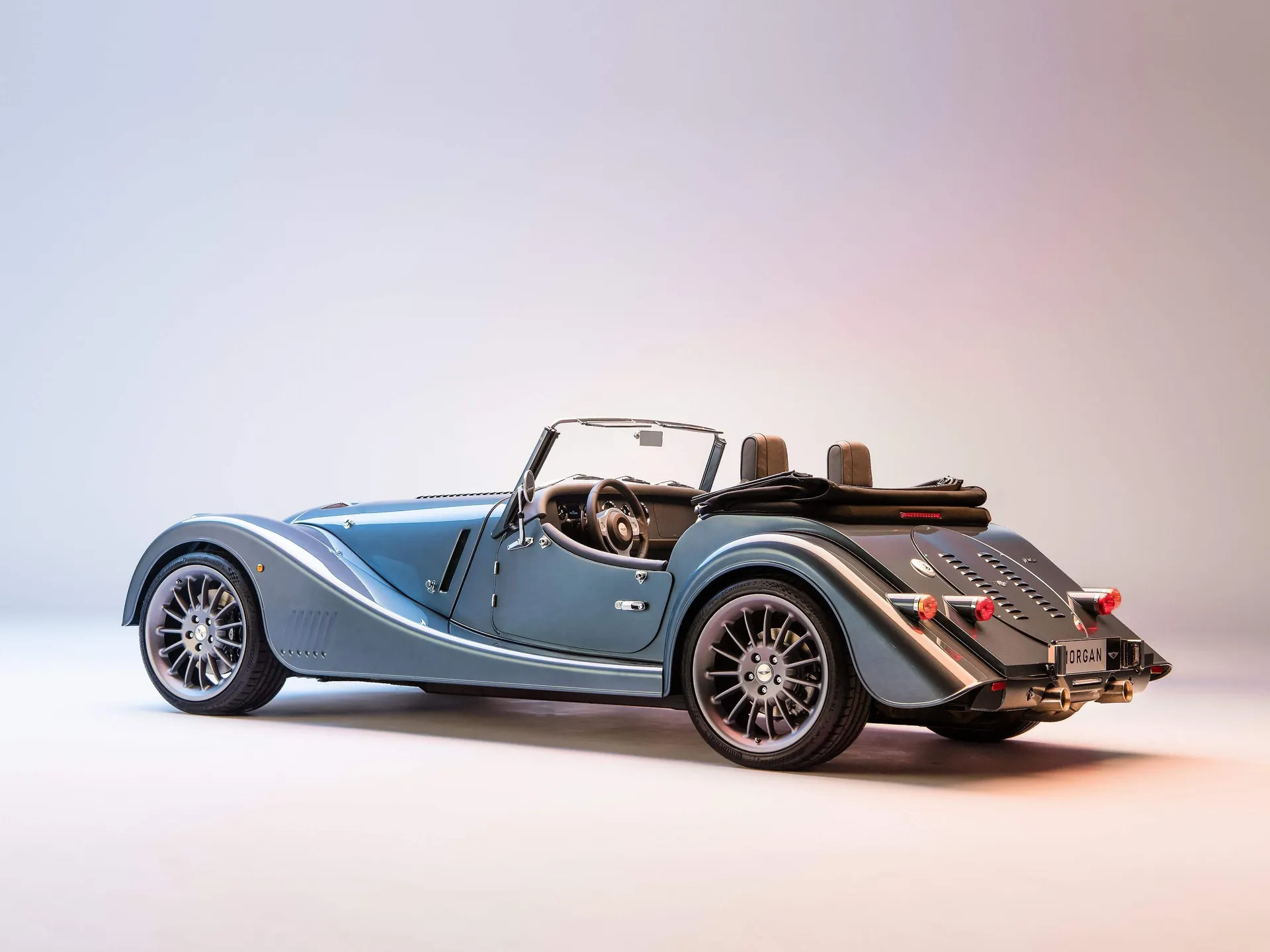 Morgan Plus Six (2023) – zadní tříčtvrteční pohled