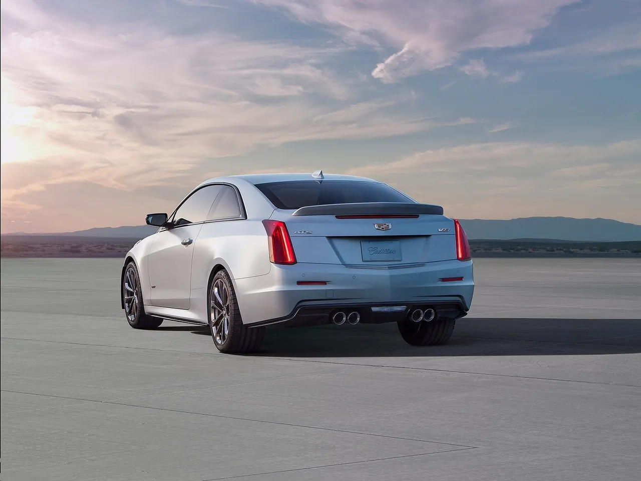 Cadillac ATS-V Coupe (2016) – zadní tříčtvrteční pohled