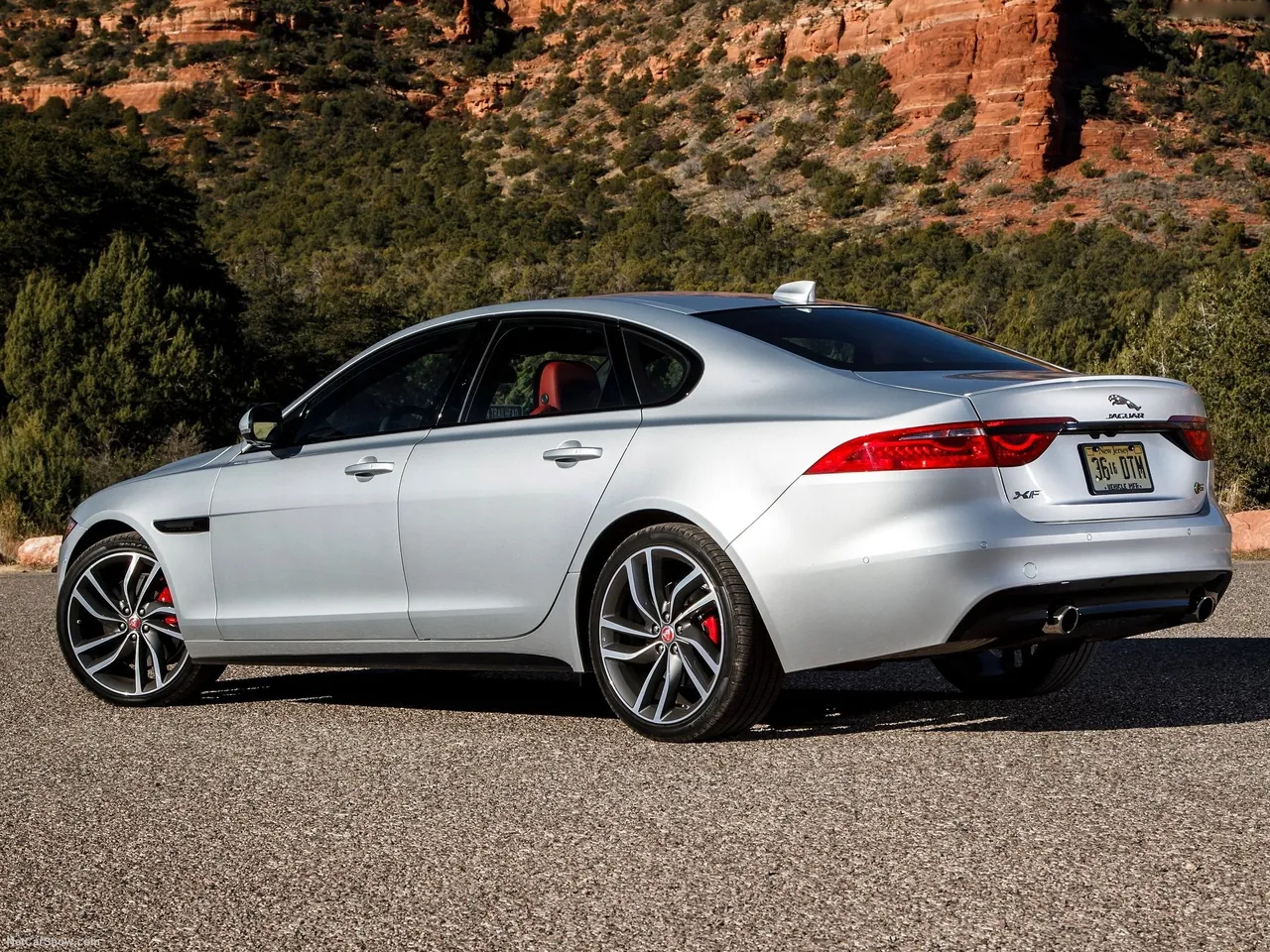 Jaguar XF [US] (2016) – zadní tříčtvrteční pohled