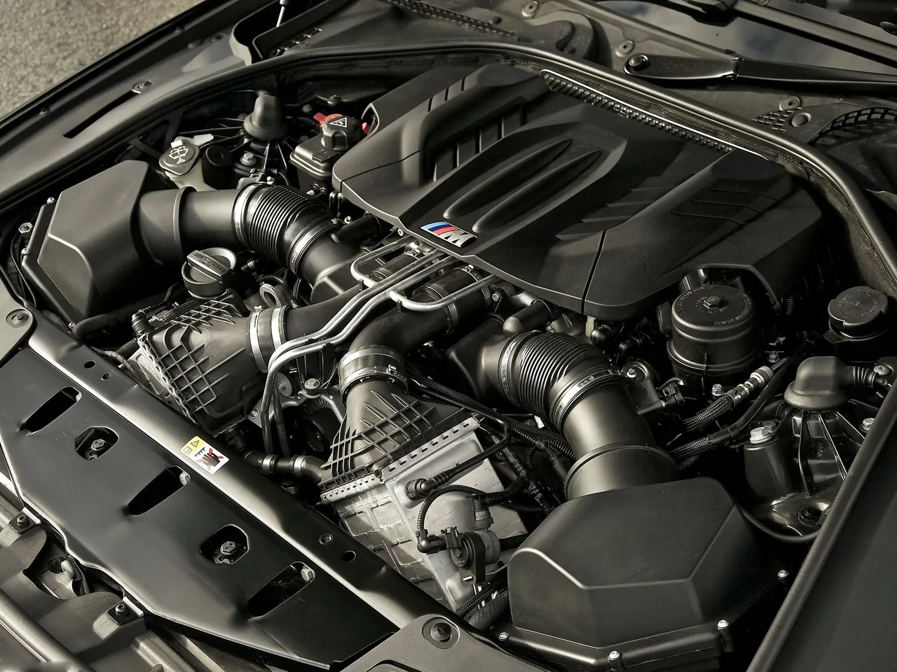 BMW M5 [UK] (2012) – motorový prostor