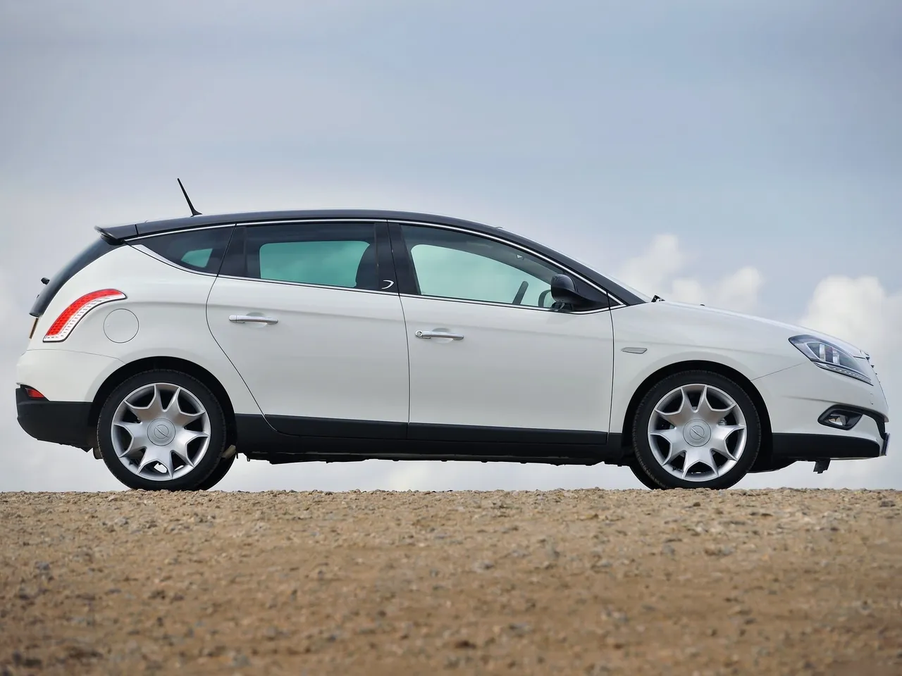 Chrysler Delta (2012) – boční profil