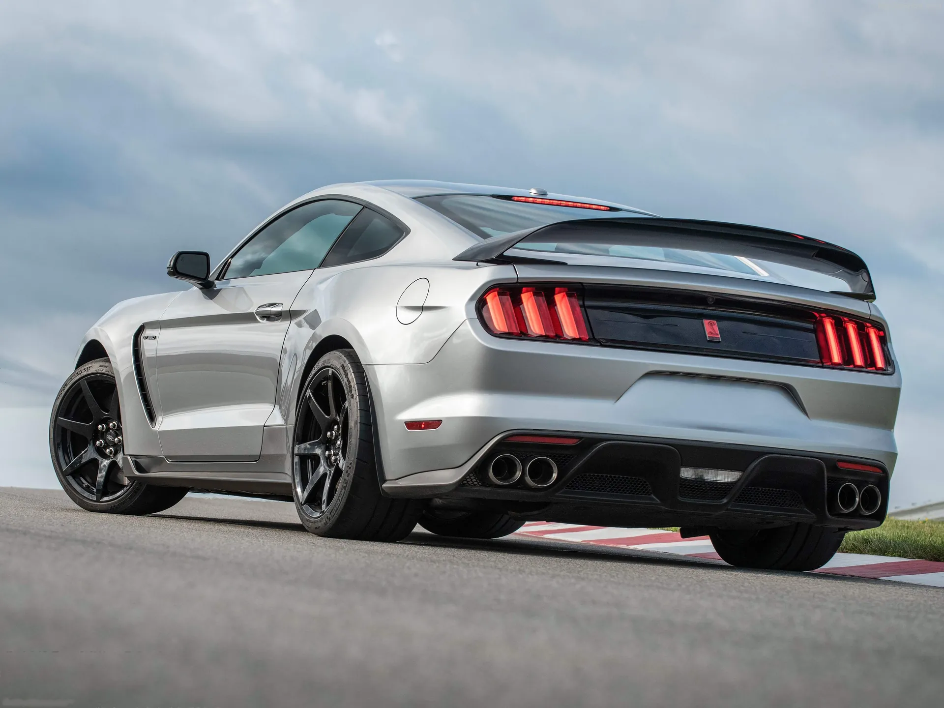 Ford Mustang Shelby GT350R (2020) – zadní tříčtvrteční pohled