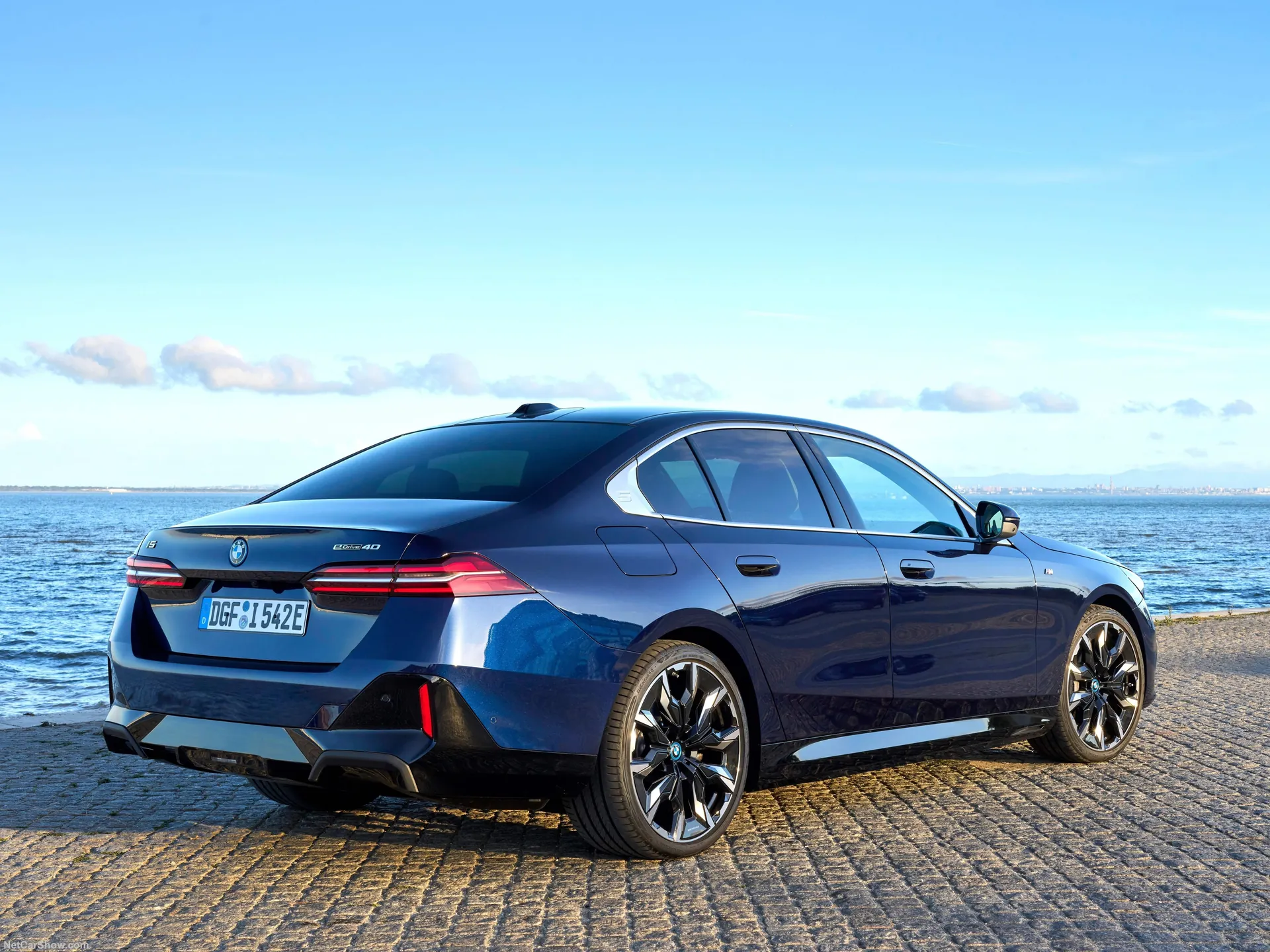 BMW i5 (2024) – zadní tříčtvrteční pohled