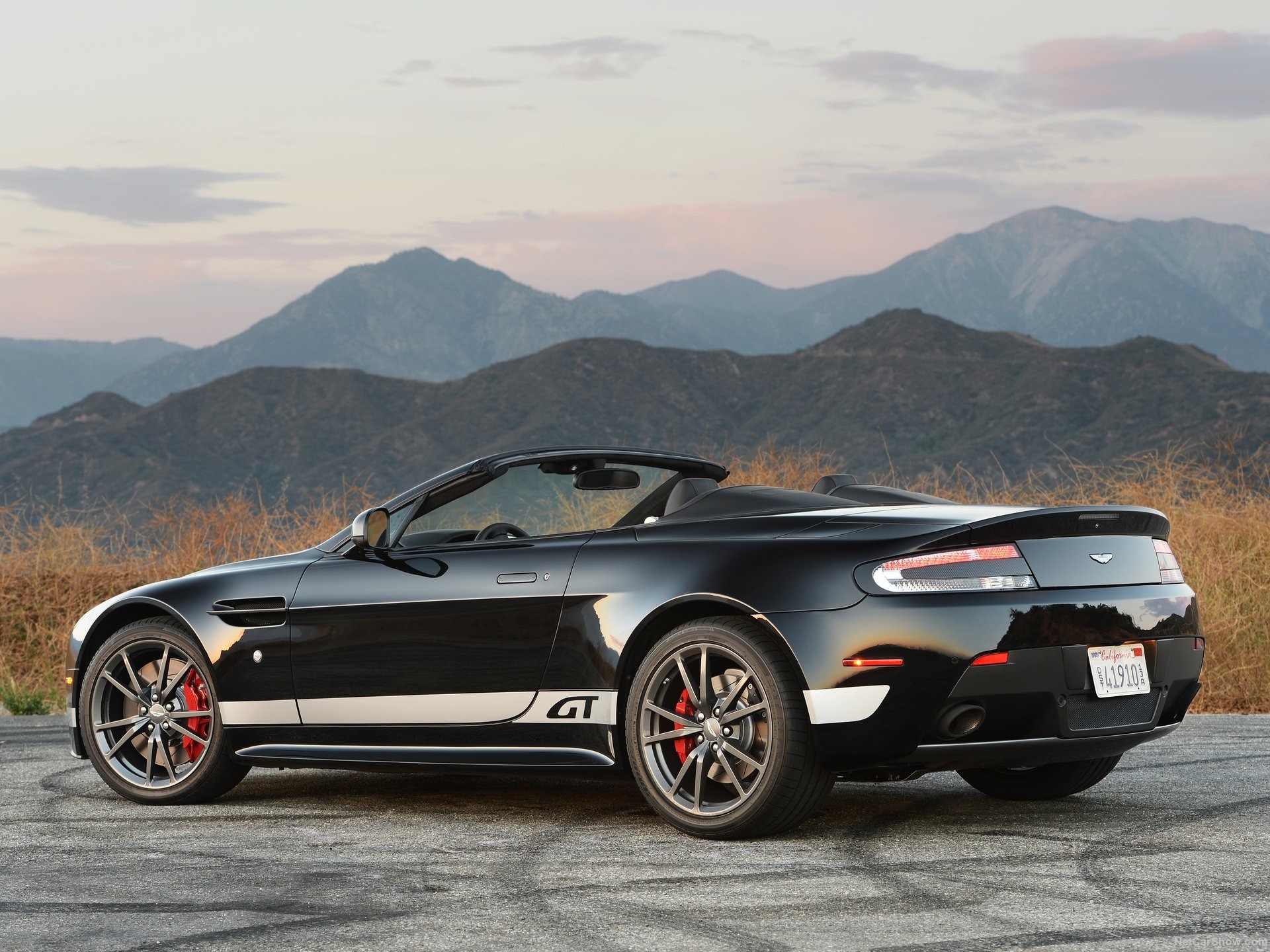Aston Martin V8 Vantage GT Roadster (2015) – zadní tříčtvrteční pohled