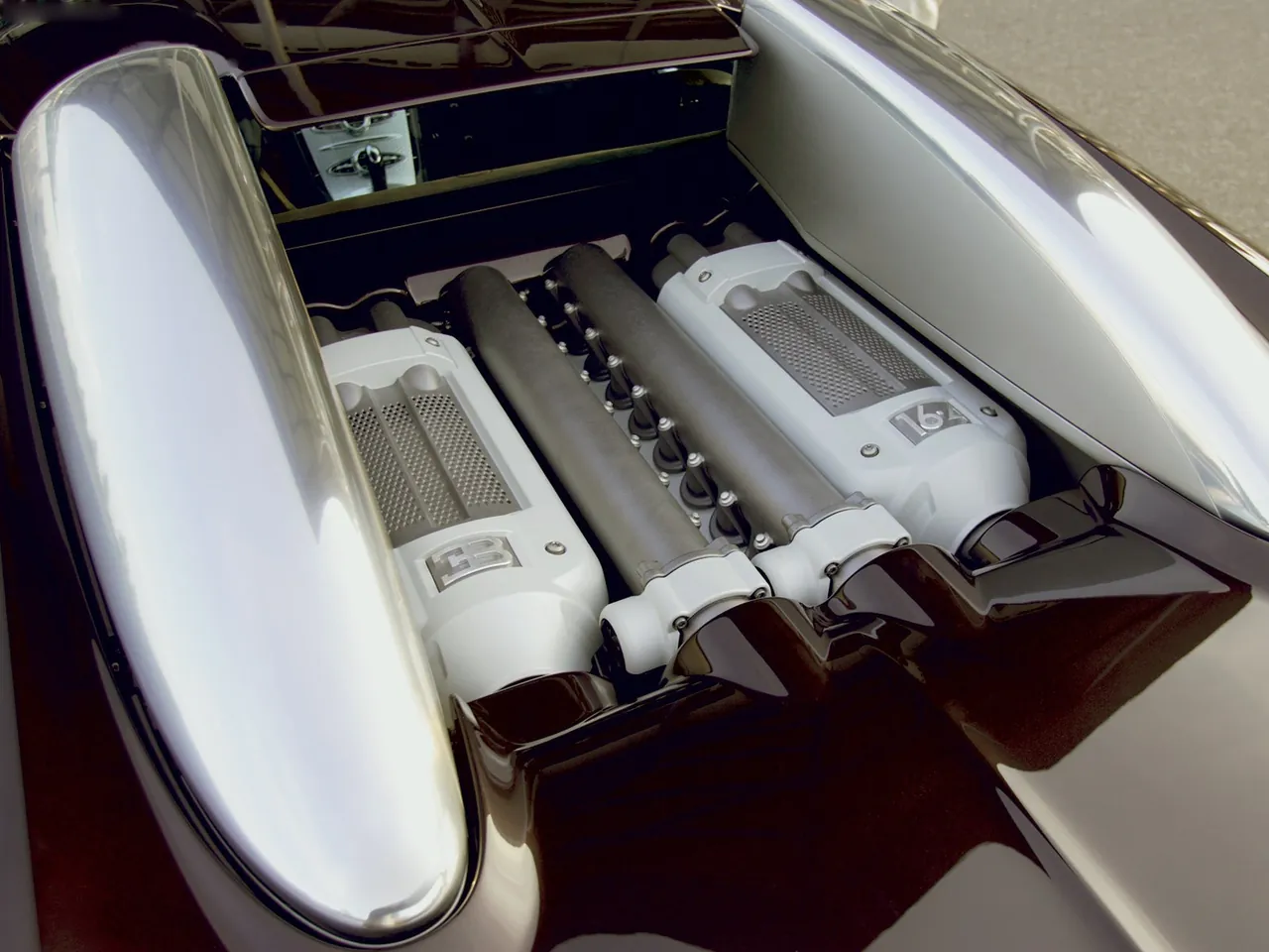 Bugatti Veyron (2005) – motorový prostor