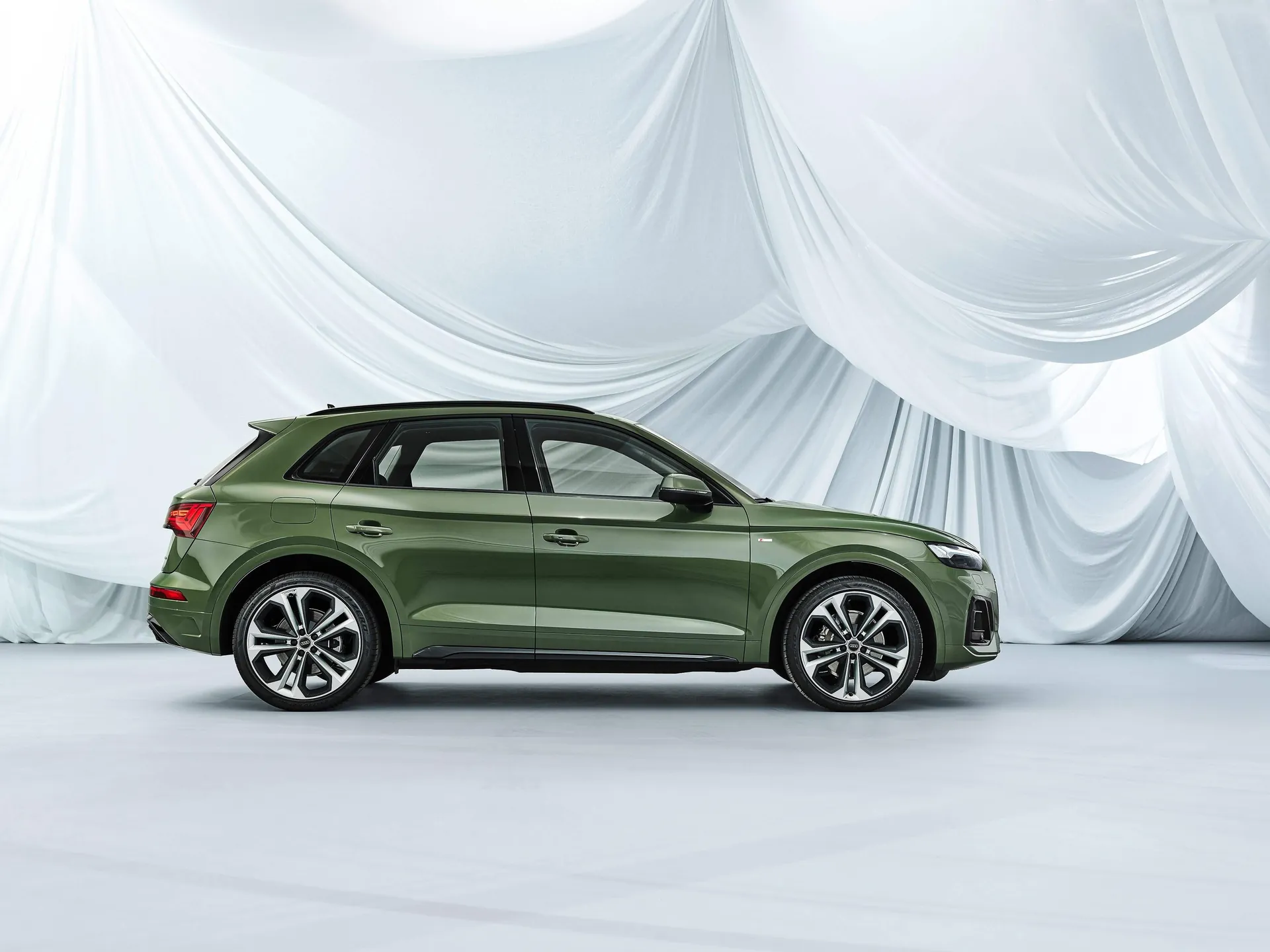 Audi Q5 (2021) – boční profil