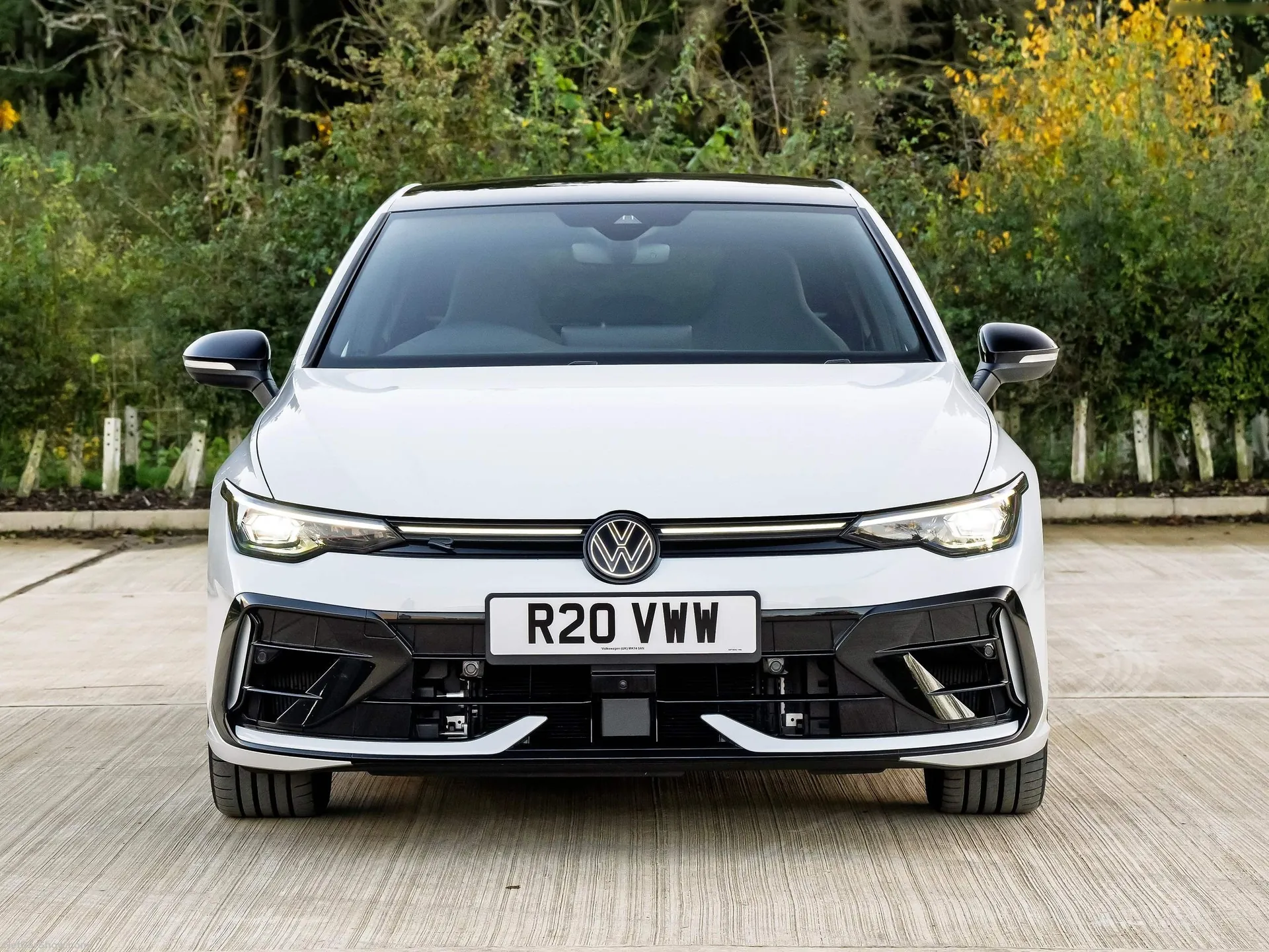 Volkswagen Golf R Black Edition [UK] (2025) – zepředu