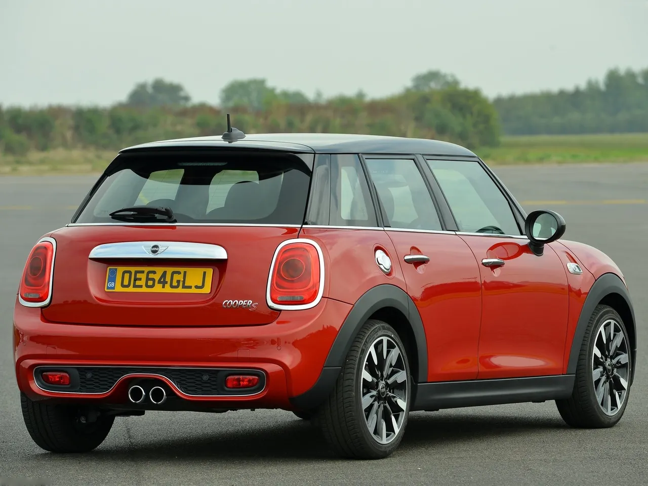 Mini Cooper S 5-door (2015) – zadní tříčtvrteční pohled