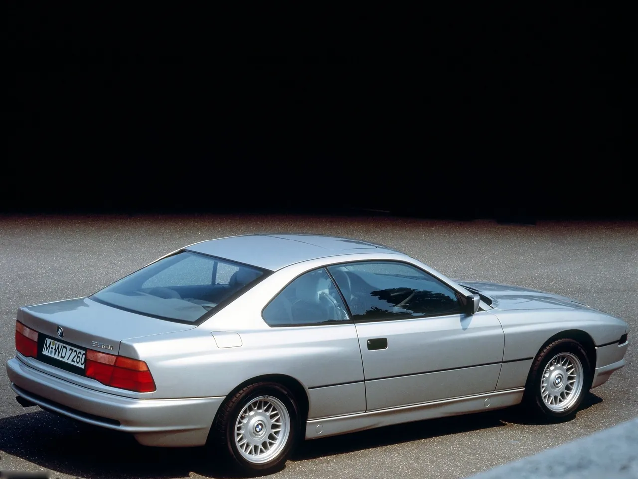 BMW 8 Series (1989) – zadní tříčtvrteční pohled