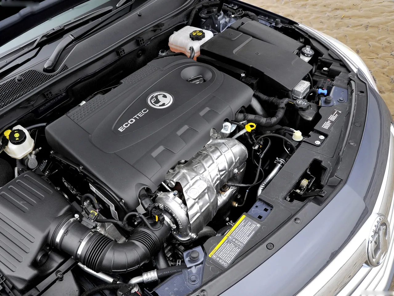 Vauxhall Insignia Sports Tourer (2010) – motorový prostor
