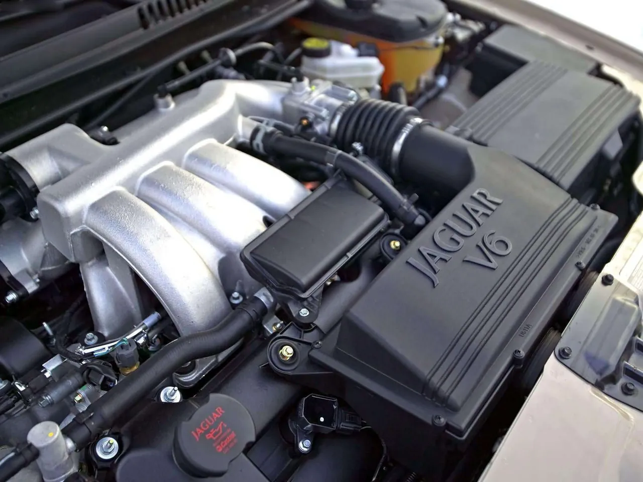 Jaguar XType 3.0 (2004) – motorový prostor