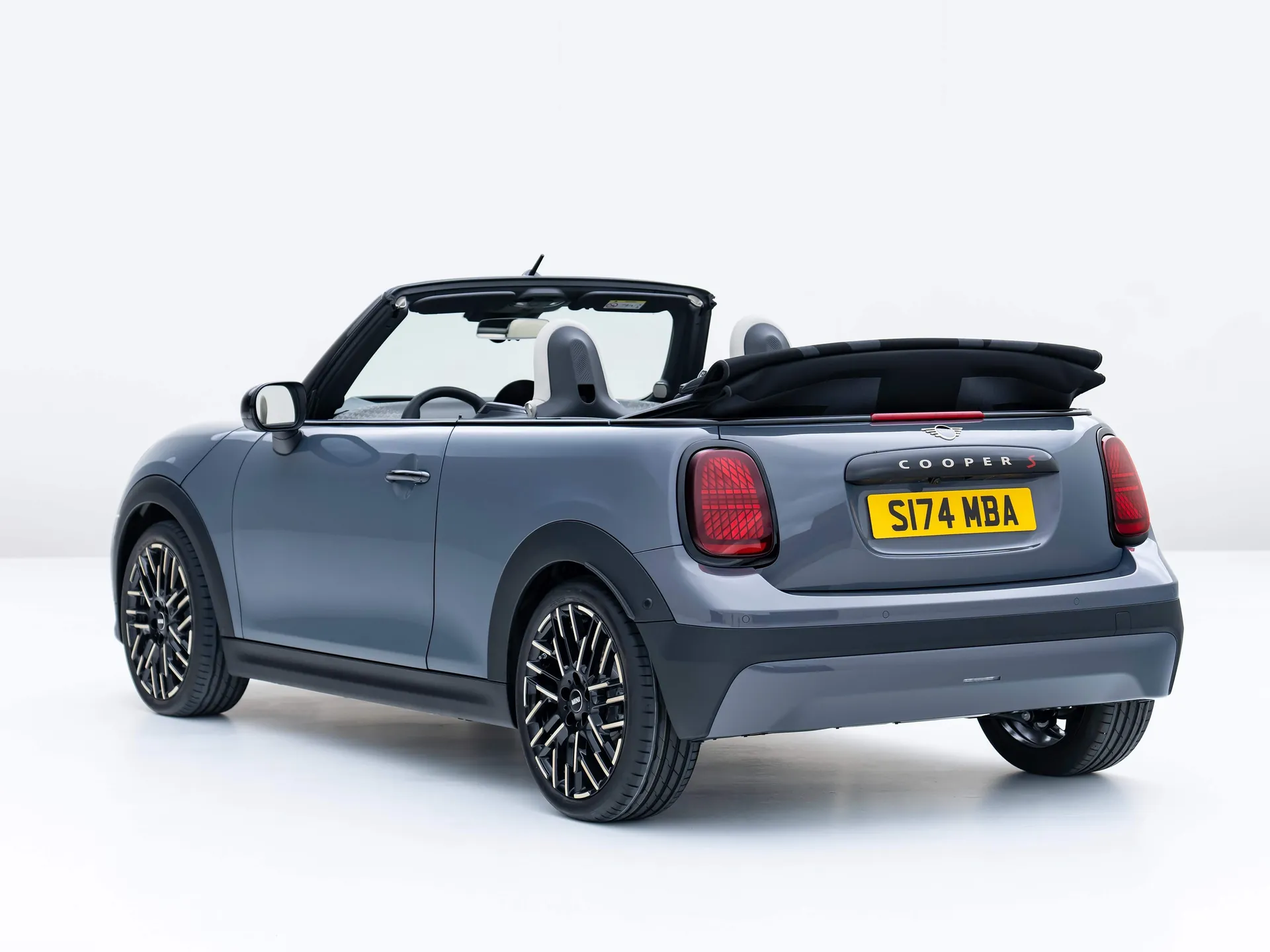 Mini Cooper S Convertible (2025) – zadní tříčtvrteční pohled