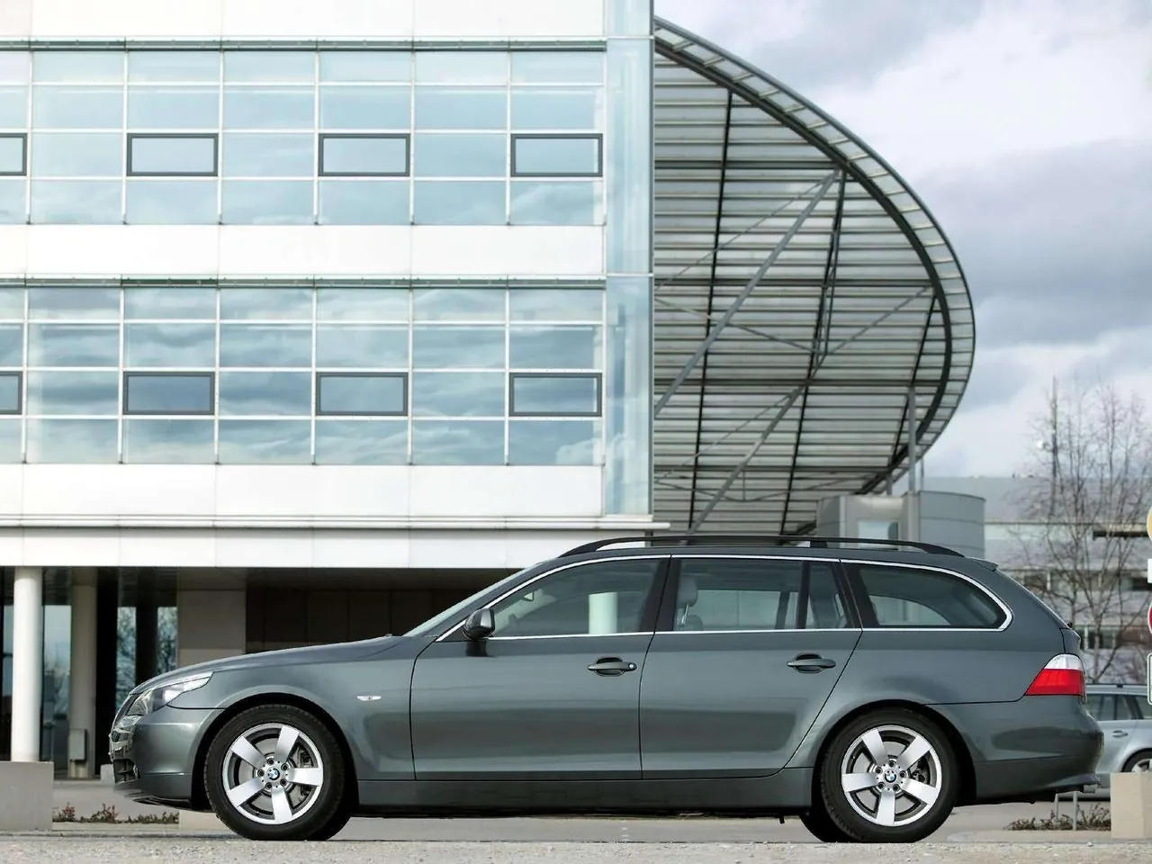 BMW 545i Touring (2005) – boční profil