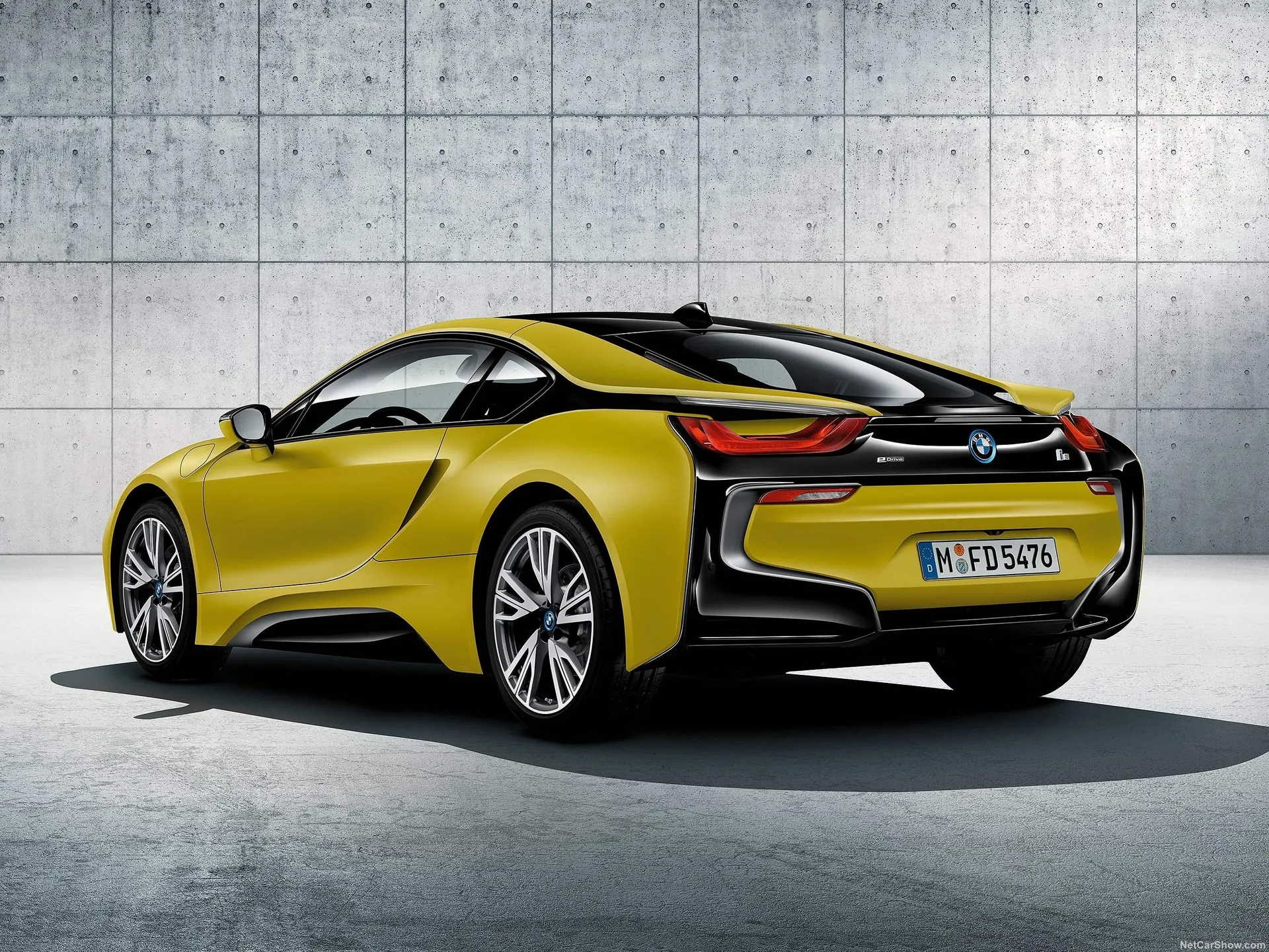 BMW i8 Protonic Frozen Yellow (2018) – zadní tříčtvrteční pohled