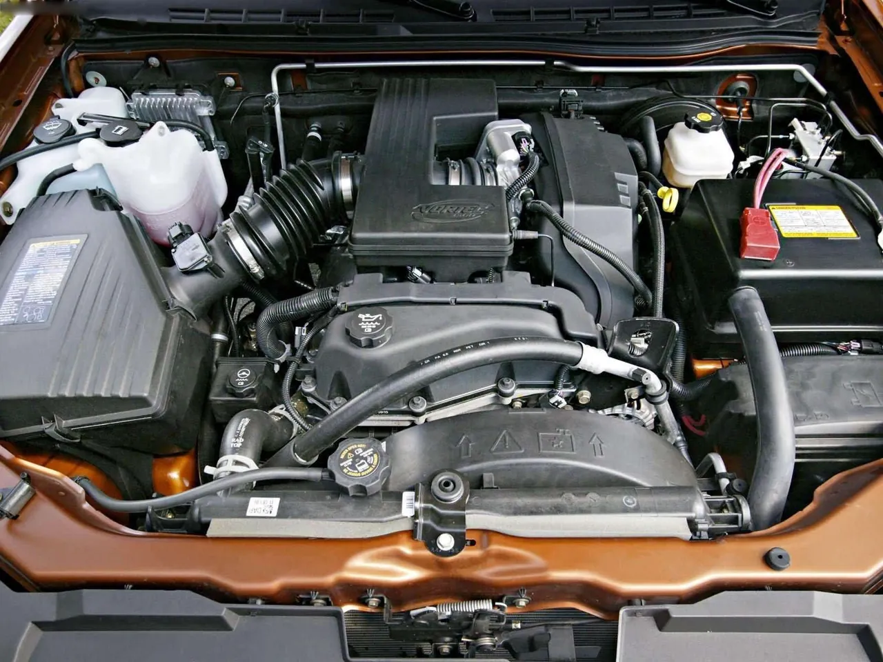 Chevrolet Colorado LS Z71 Crew Cab (2004) – motorový prostor