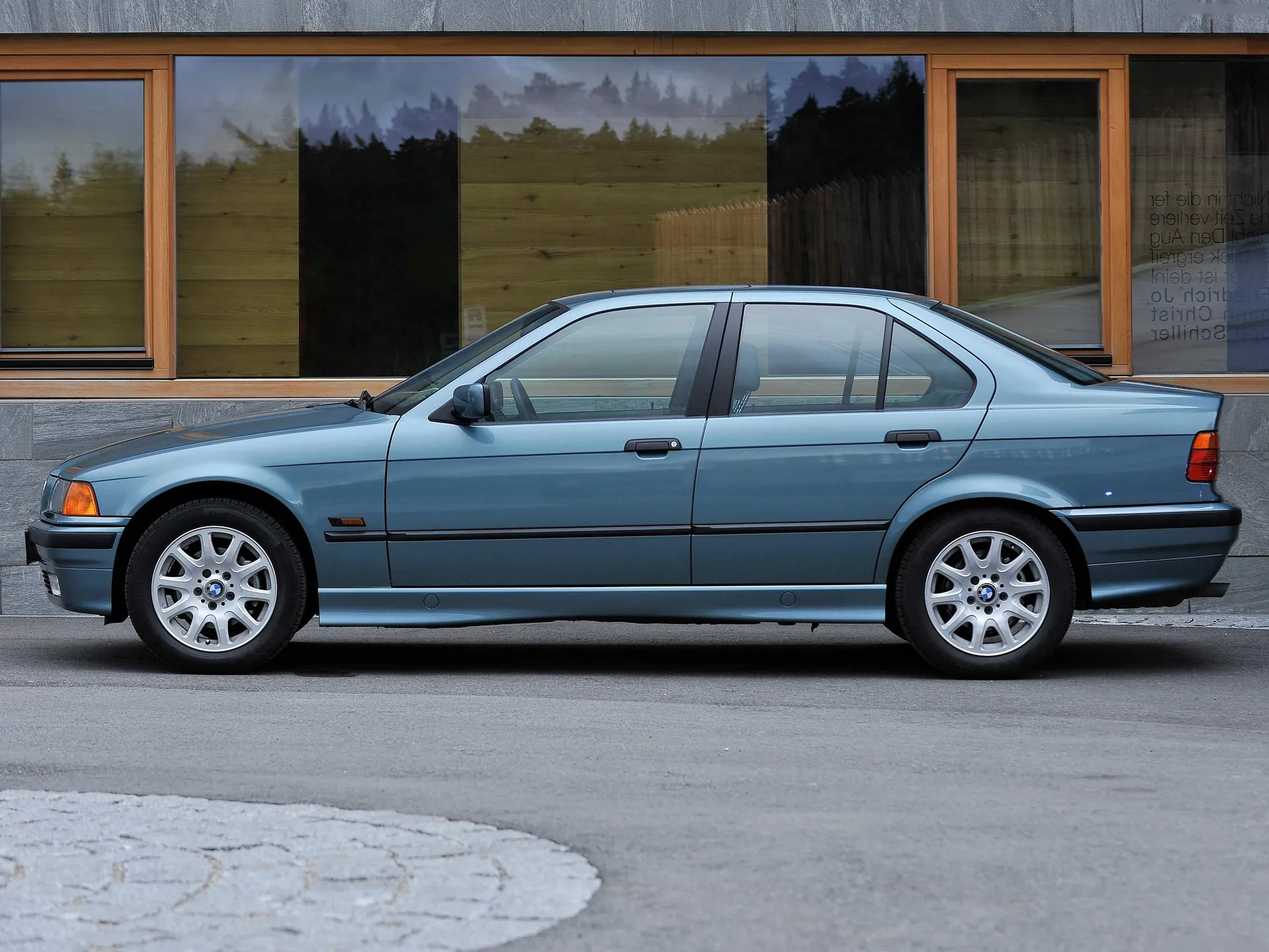 BMW 323i (1995) – boční profil