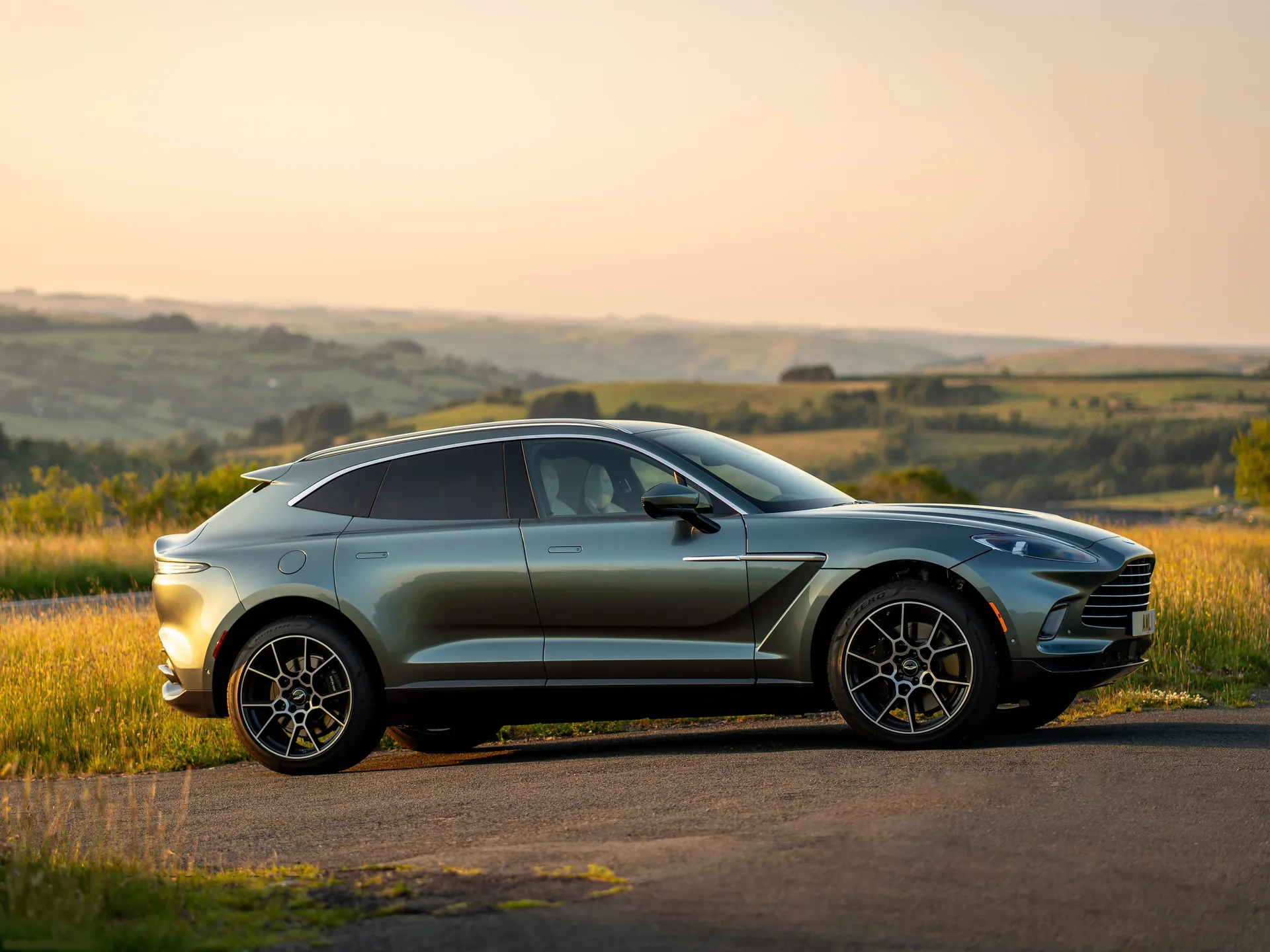Aston Martin DBX Stirling Green (2021) - Side Profile
