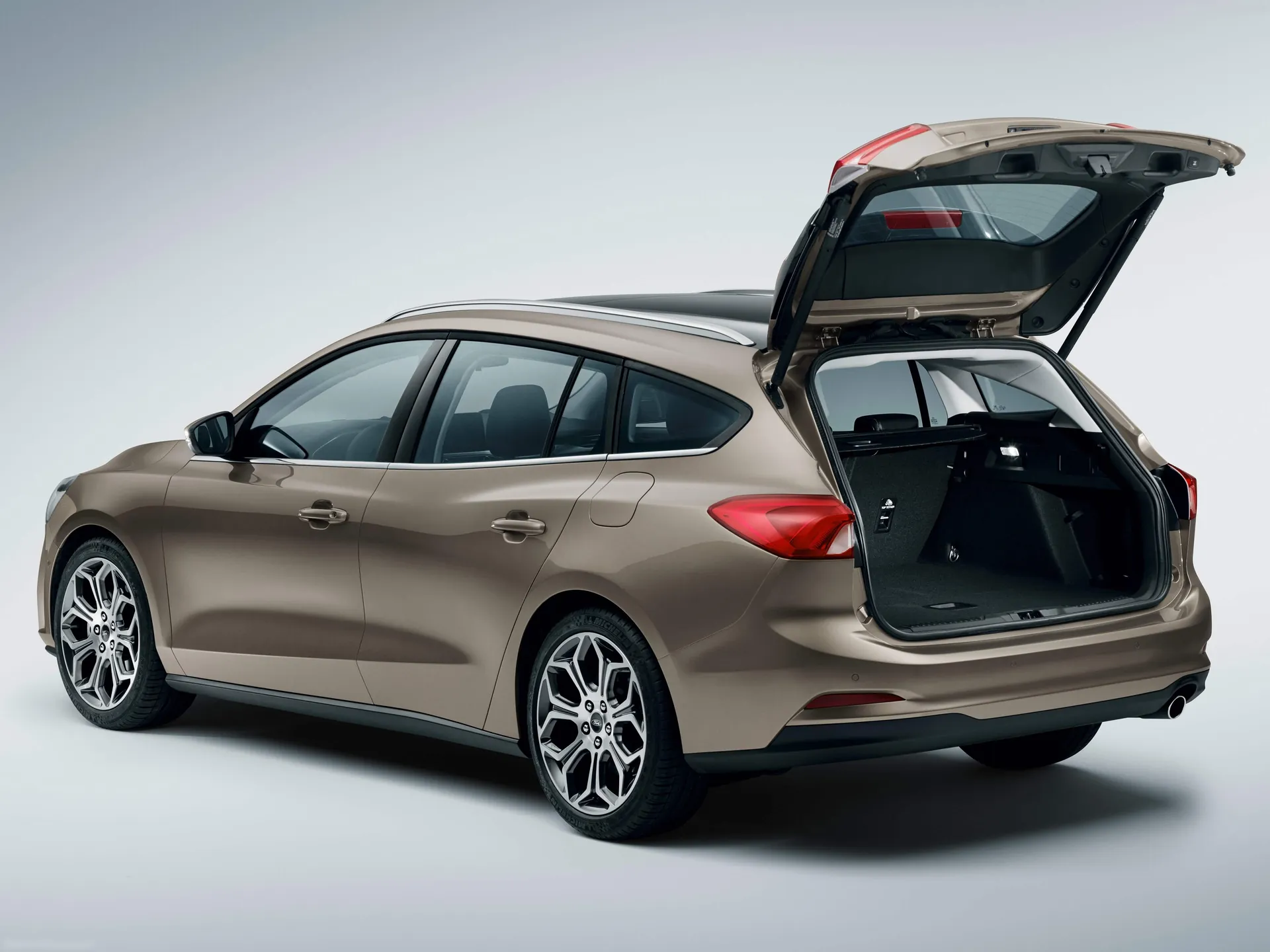 Ford Focus Wagon (2019) – zadní tříčtvrteční pohled
