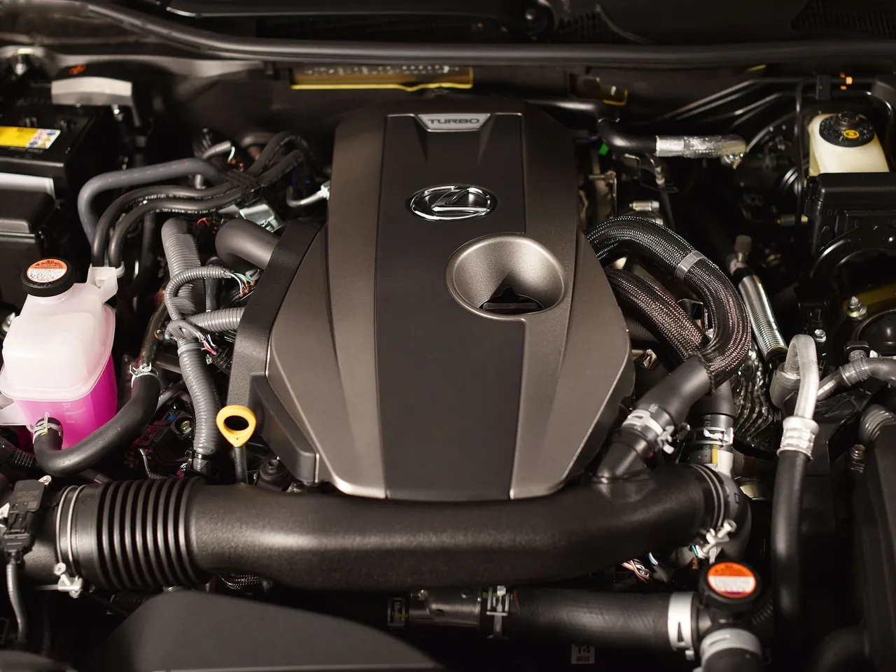 Lexus GS 200t (2016) – motorový prostor