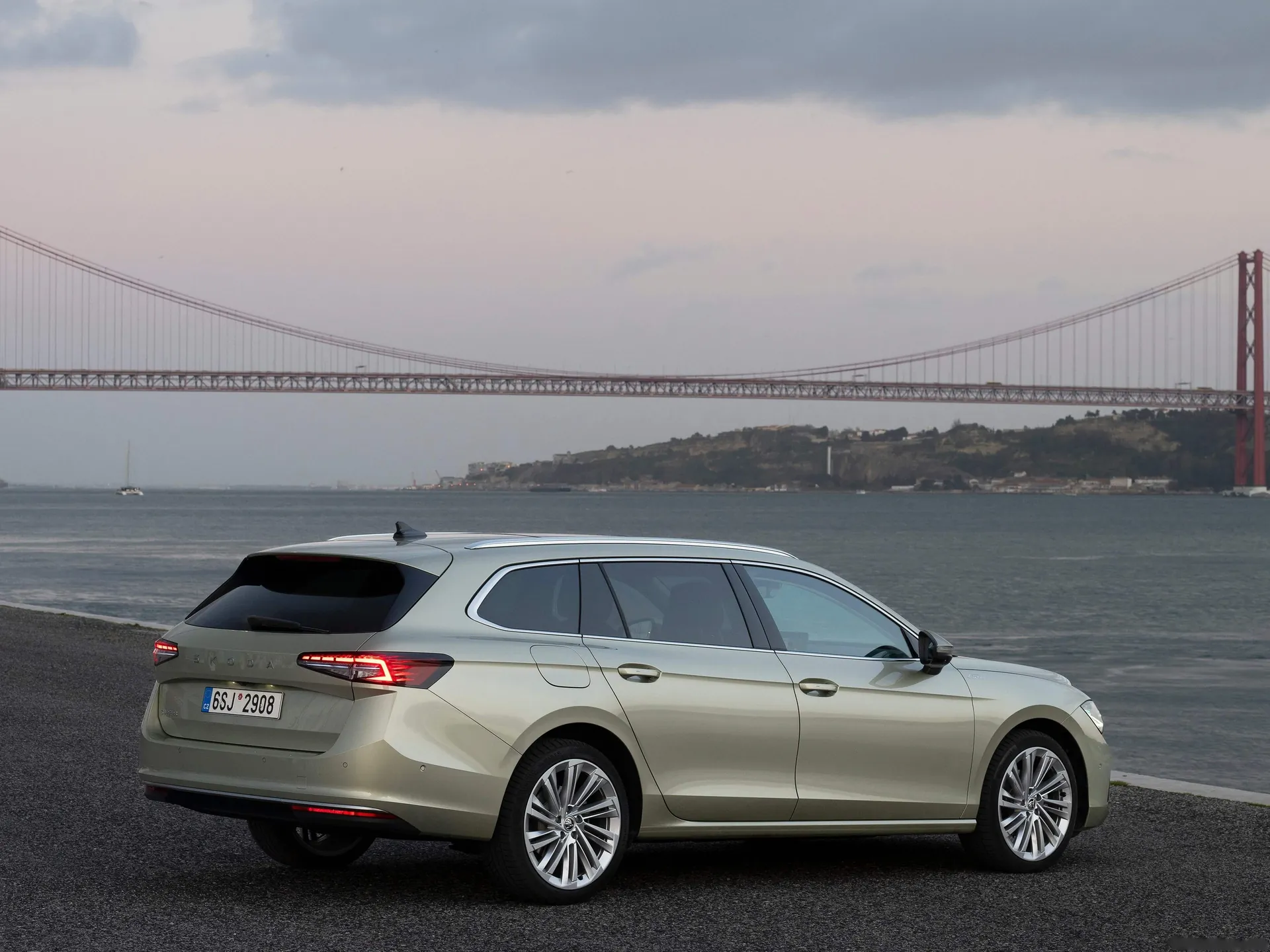 Skoda Superb Combi (2024) – zadní tříčtvrteční pohled