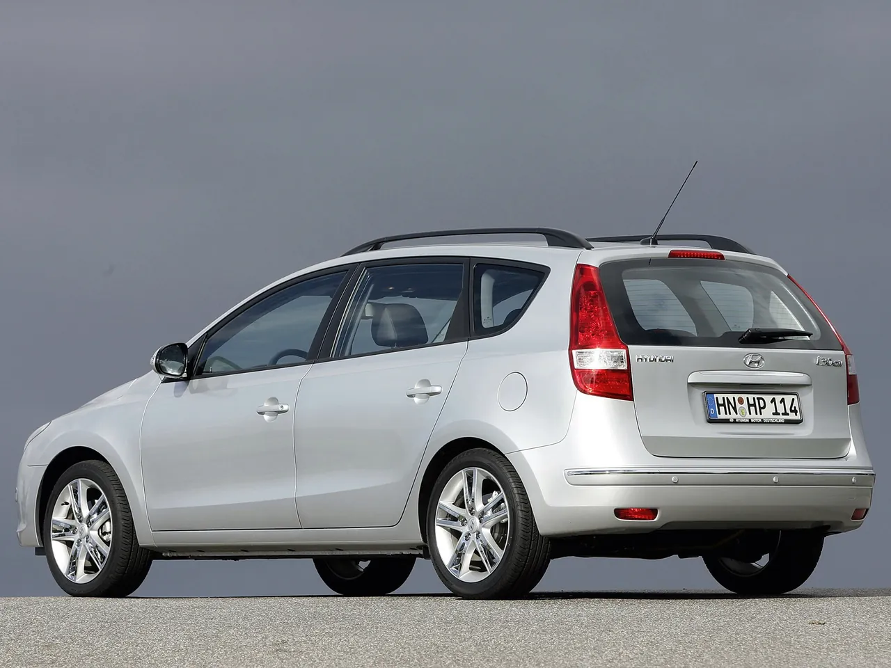 Hyundai i30 Estate (2008) – zadní tříčtvrteční pohled