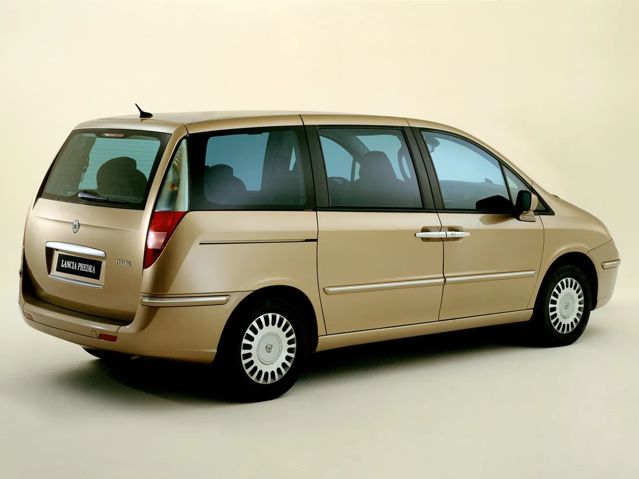 Lancia Phedra (2002) – zadní tříčtvrteční pohled
