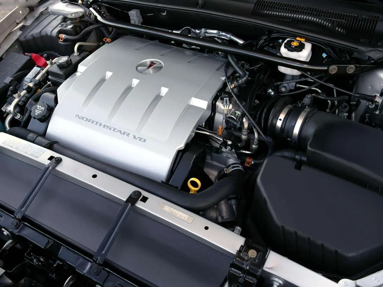 Pontiac Bonneville GXP (2004) – motorový prostor