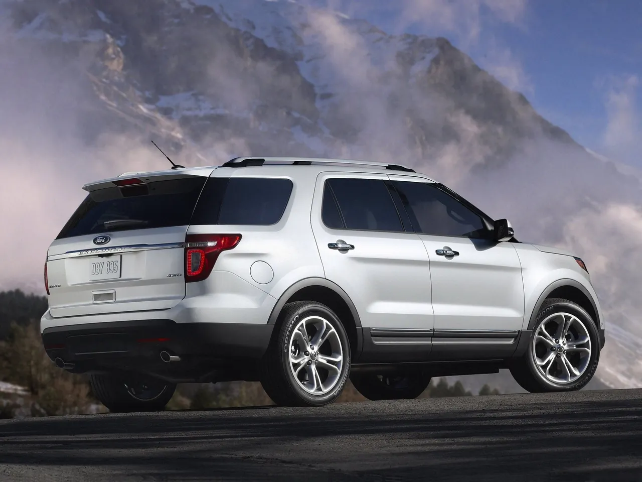 Ford Explorer (2011) – zadní tříčtvrteční pohled